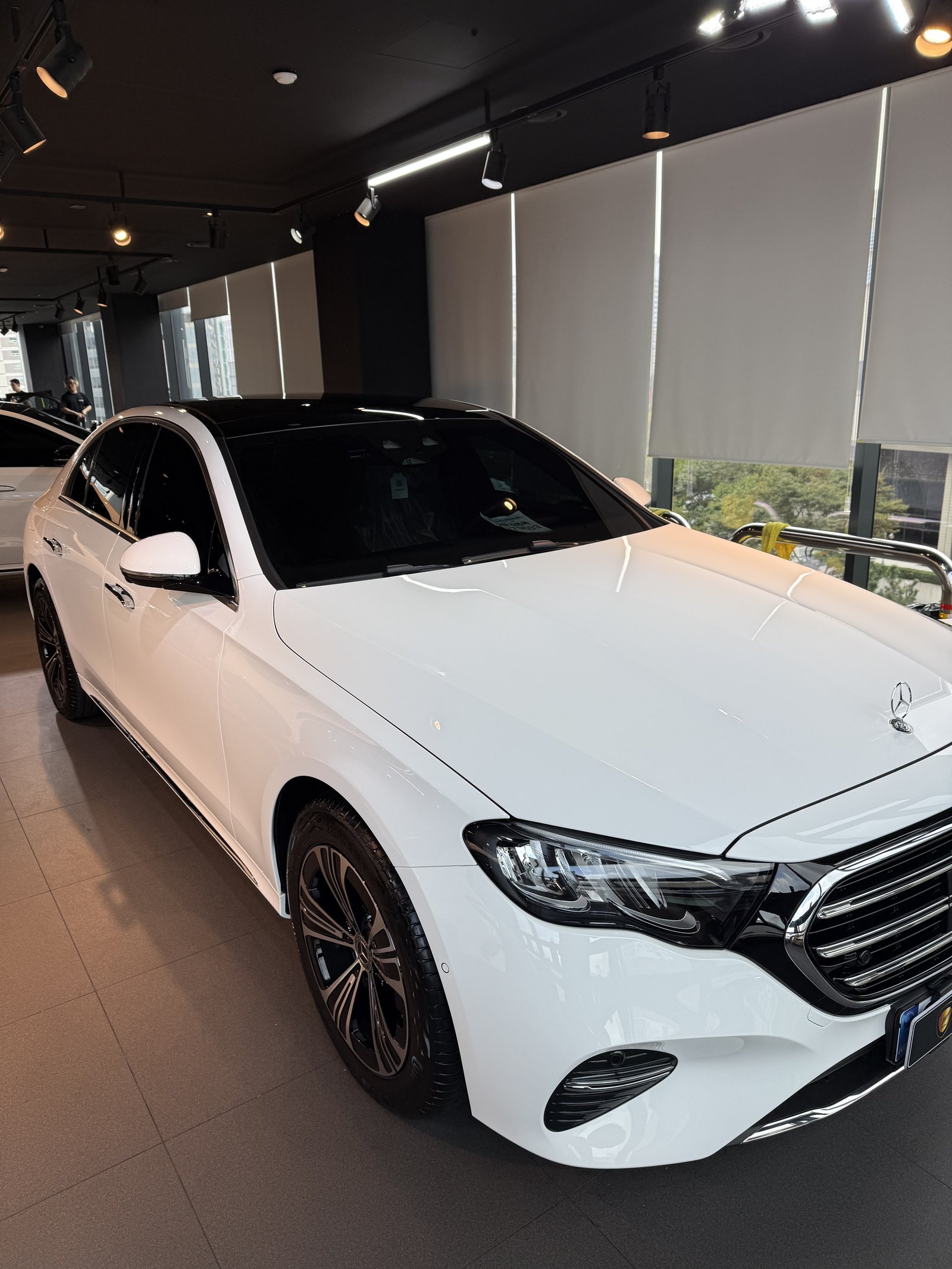 벤츠 E200 EX 백색 전측면 - 부산 유리막코팅