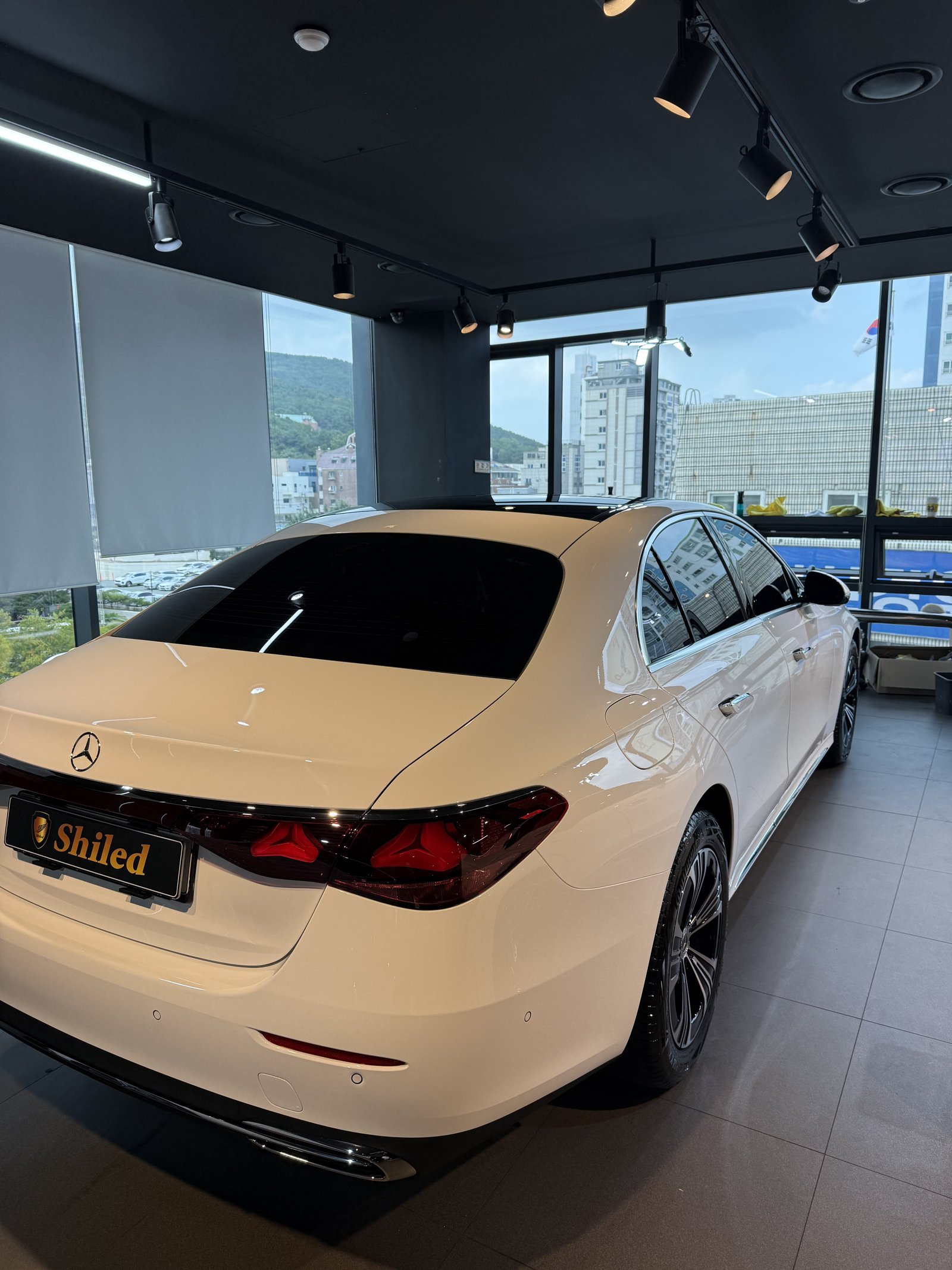 벤츠 E200 EX 백색 전측면 - 출고 전 코팅