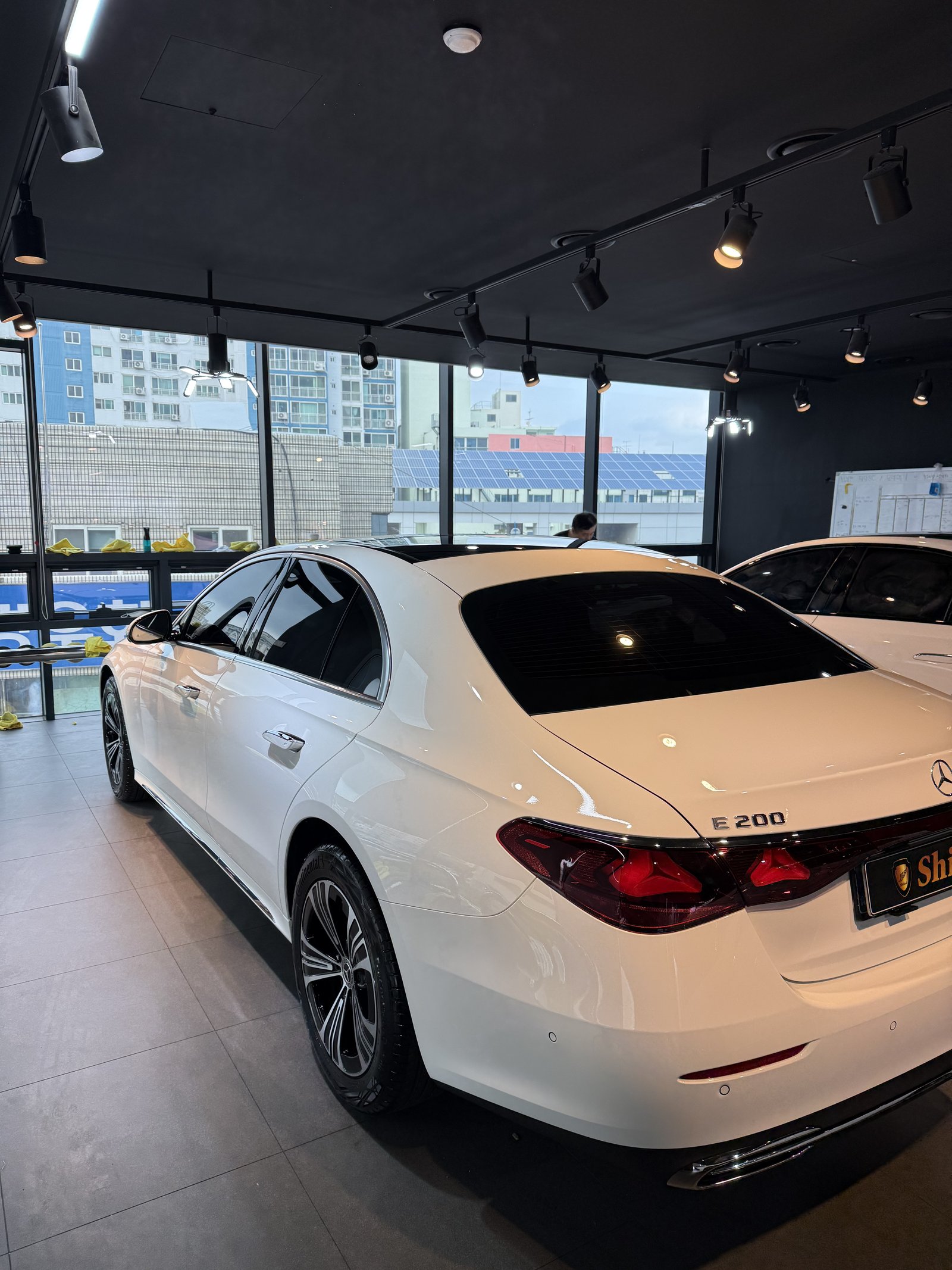 벤츠 E200 EX 백색 후면 - 부산 쉴드광택 신차코팅