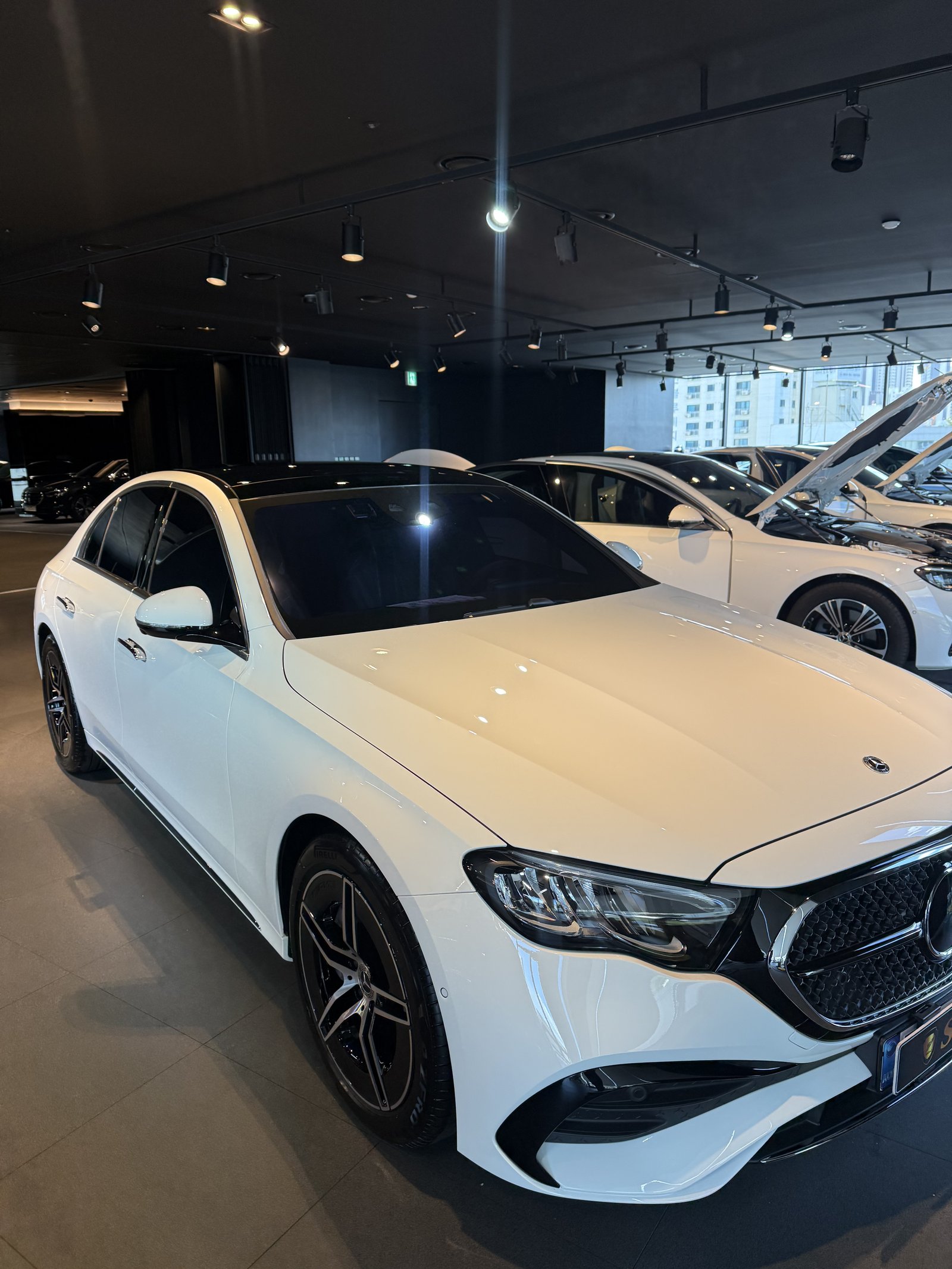E200 AMG 신차 전측면 - 부산 유리막코팅
