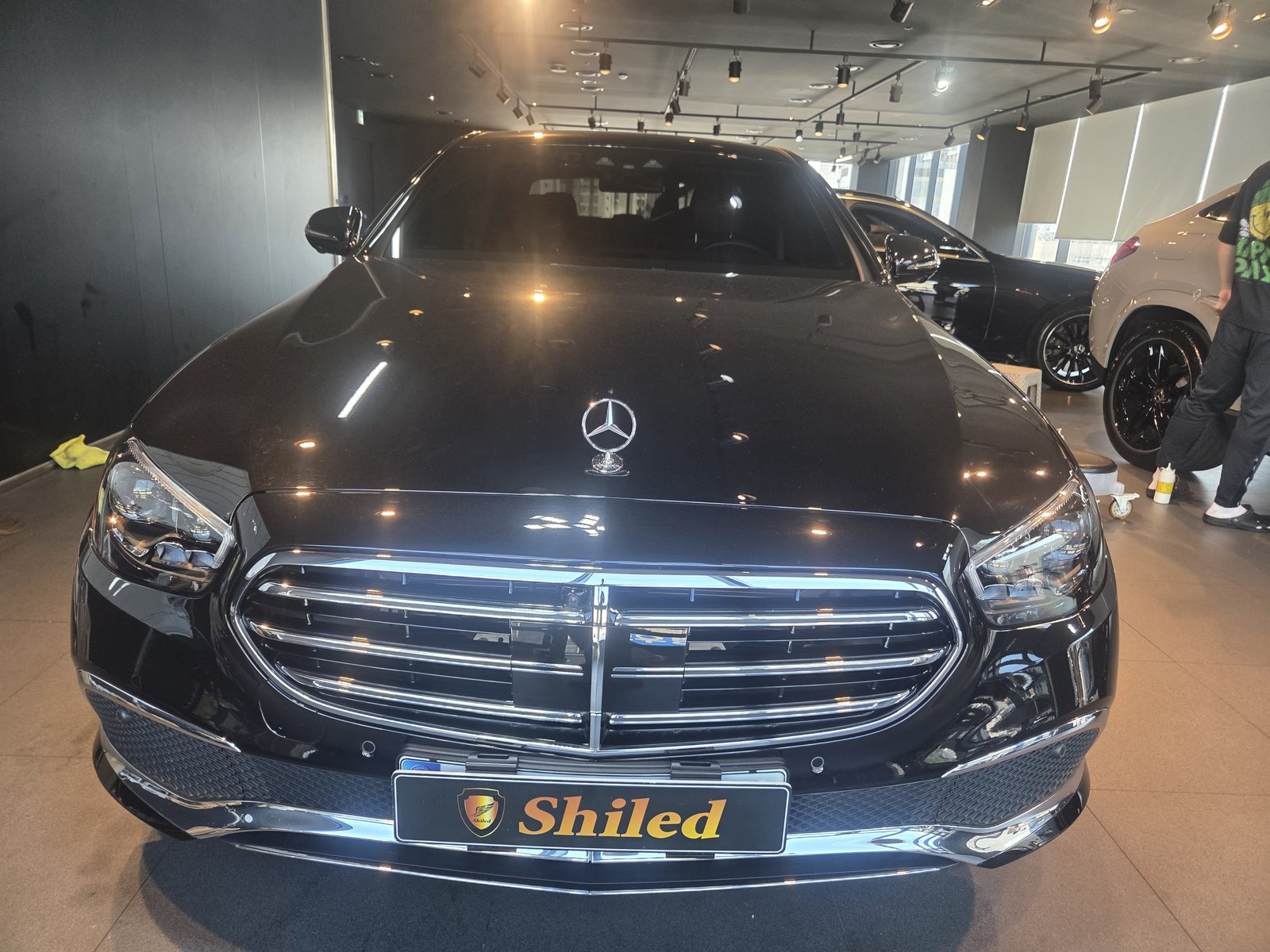 벤츠 E300e 검정 광택 전 정면