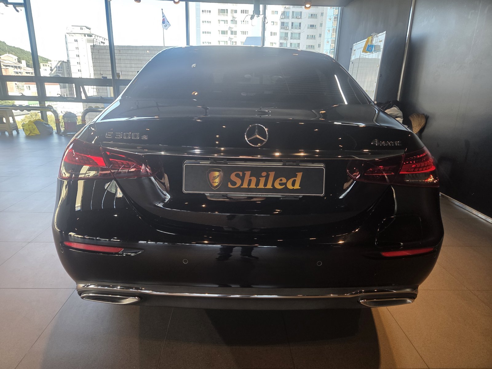 벤츠 E300e 검정 광택 완료 후면 - 부산 광택