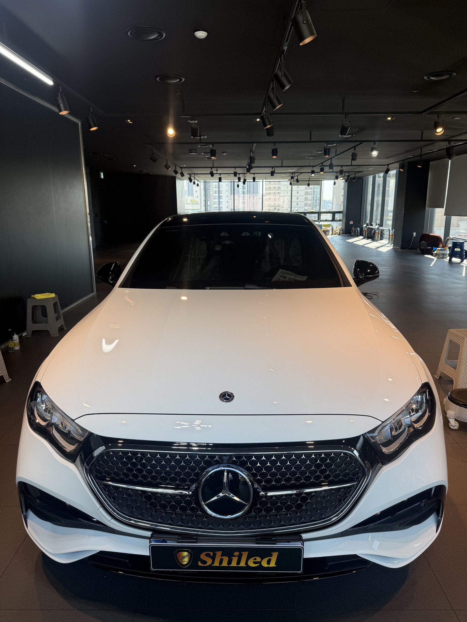 E200 AMG 백색 신차 정면 - 부산 쉴드광택 신차코팅