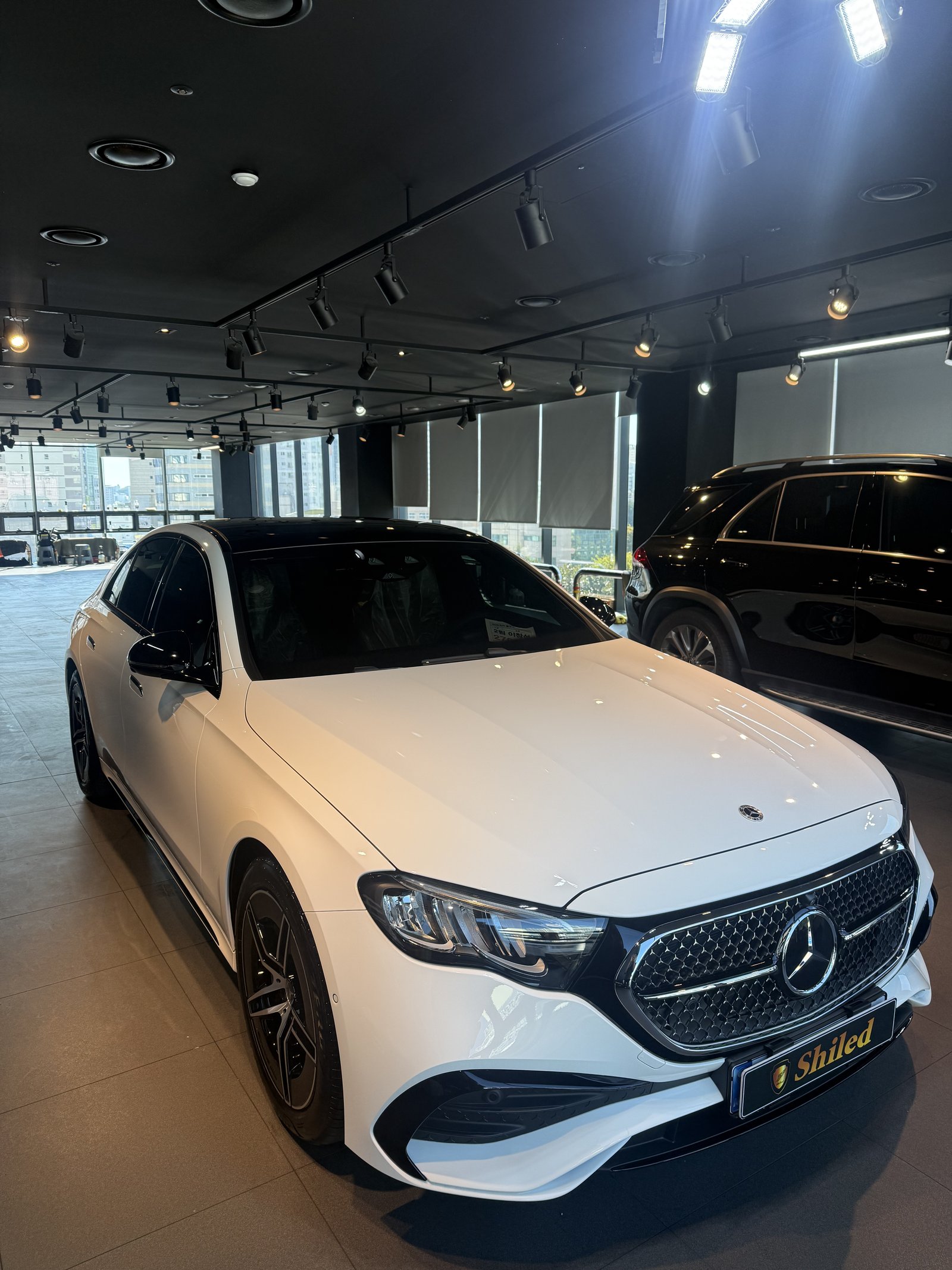 E200 AMG 백색 전측면 - 부산 유리막코팅