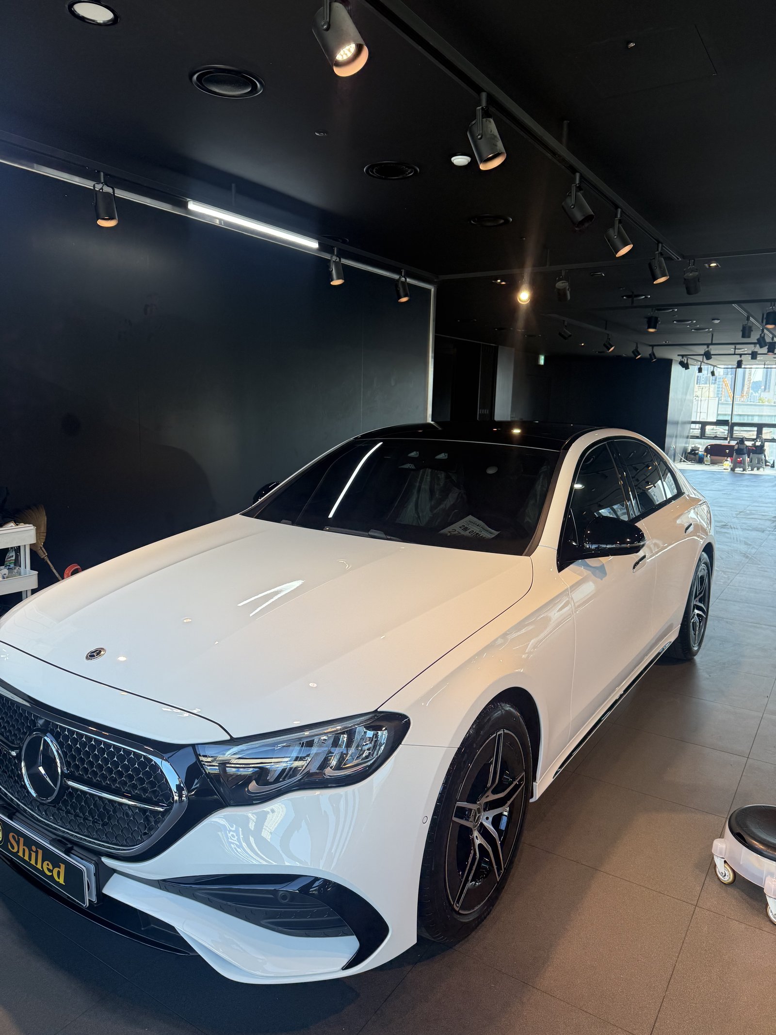 E200 AMG 백색 전측면 반대편 - 출고 전 코팅