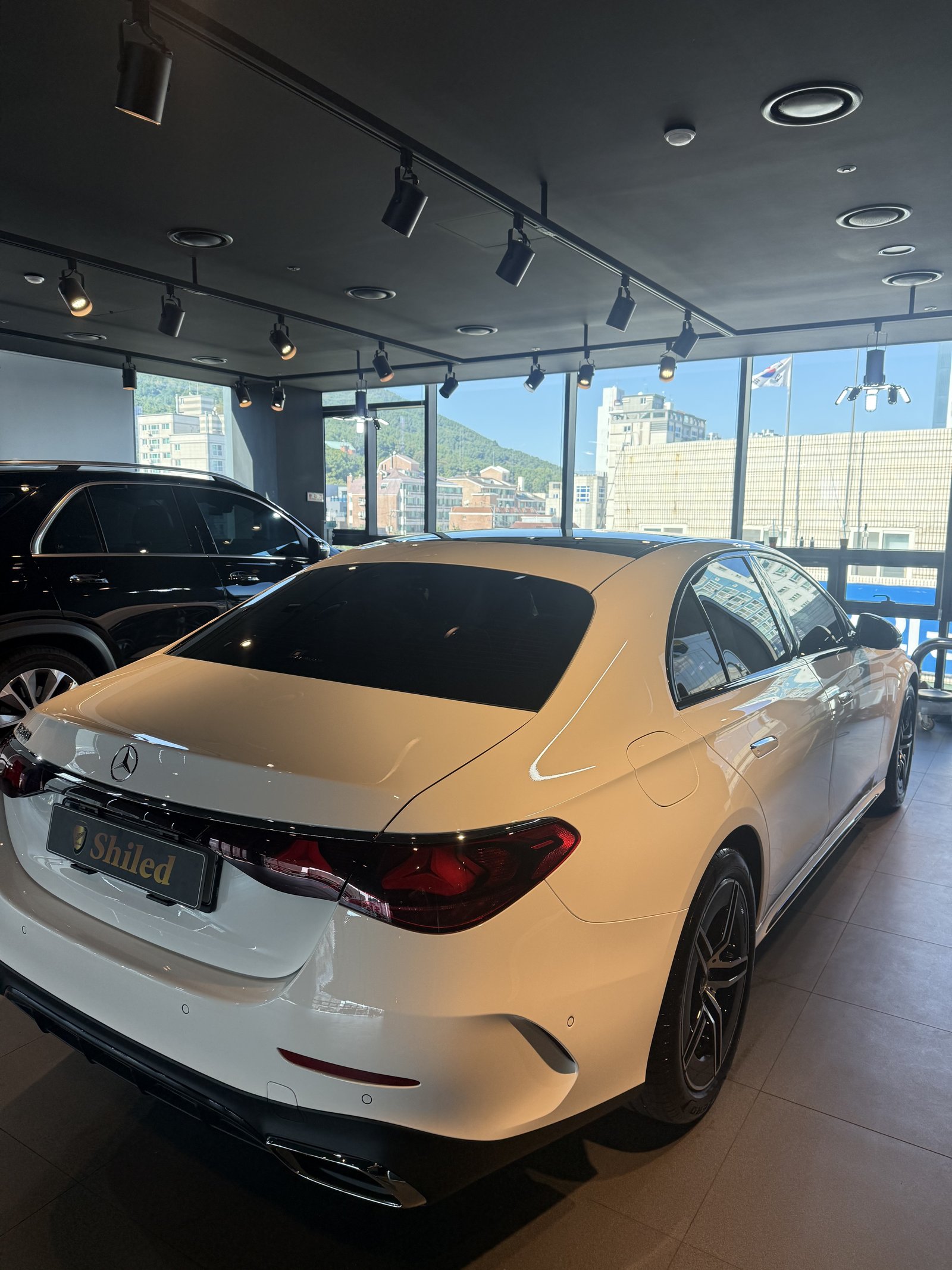 E200 AMG 백색 후측면 - 부산 쉴드광택 신차코팅