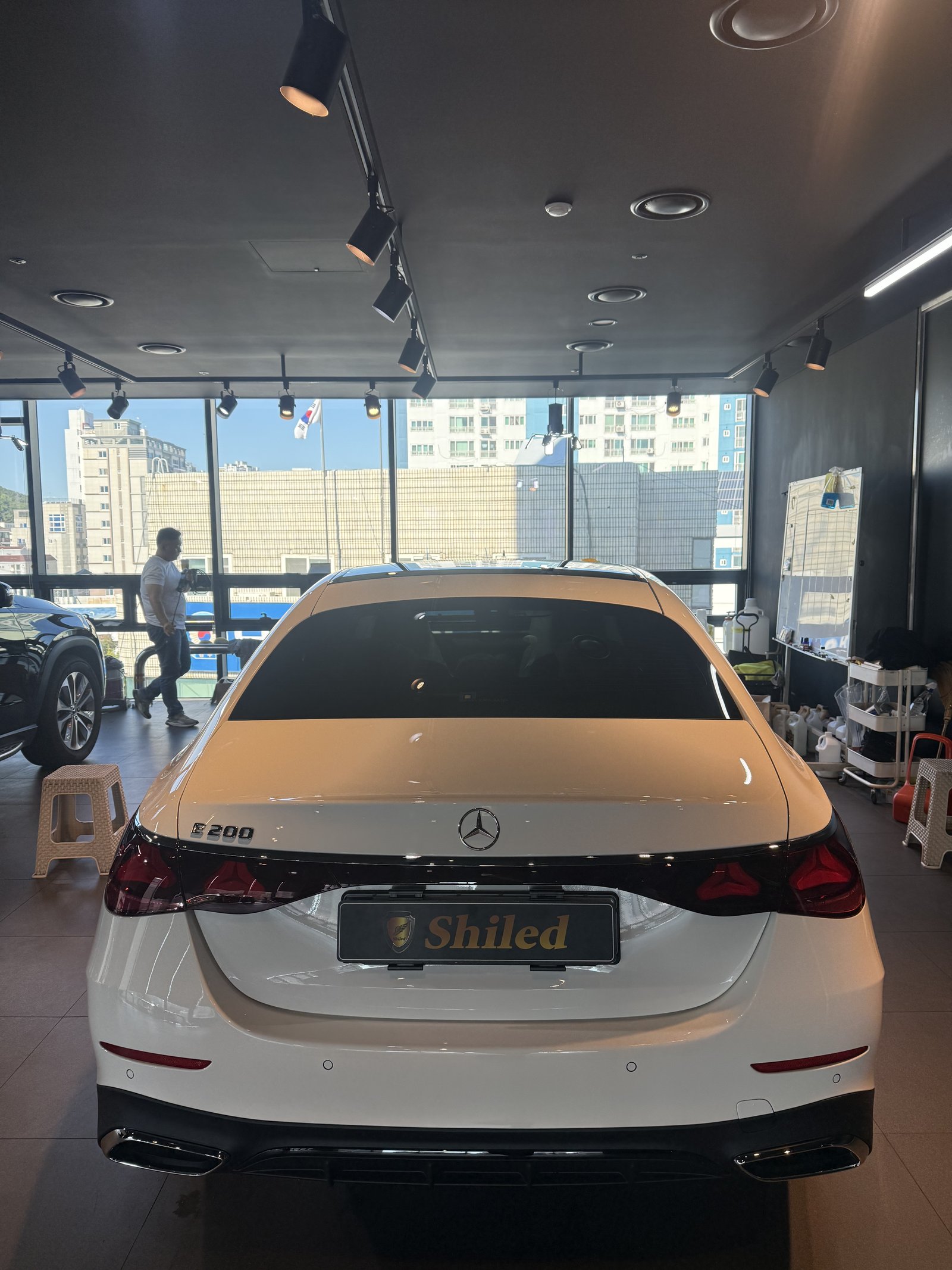E200 AMG 백색 후면 - 부산 쉴드광택 신차코팅