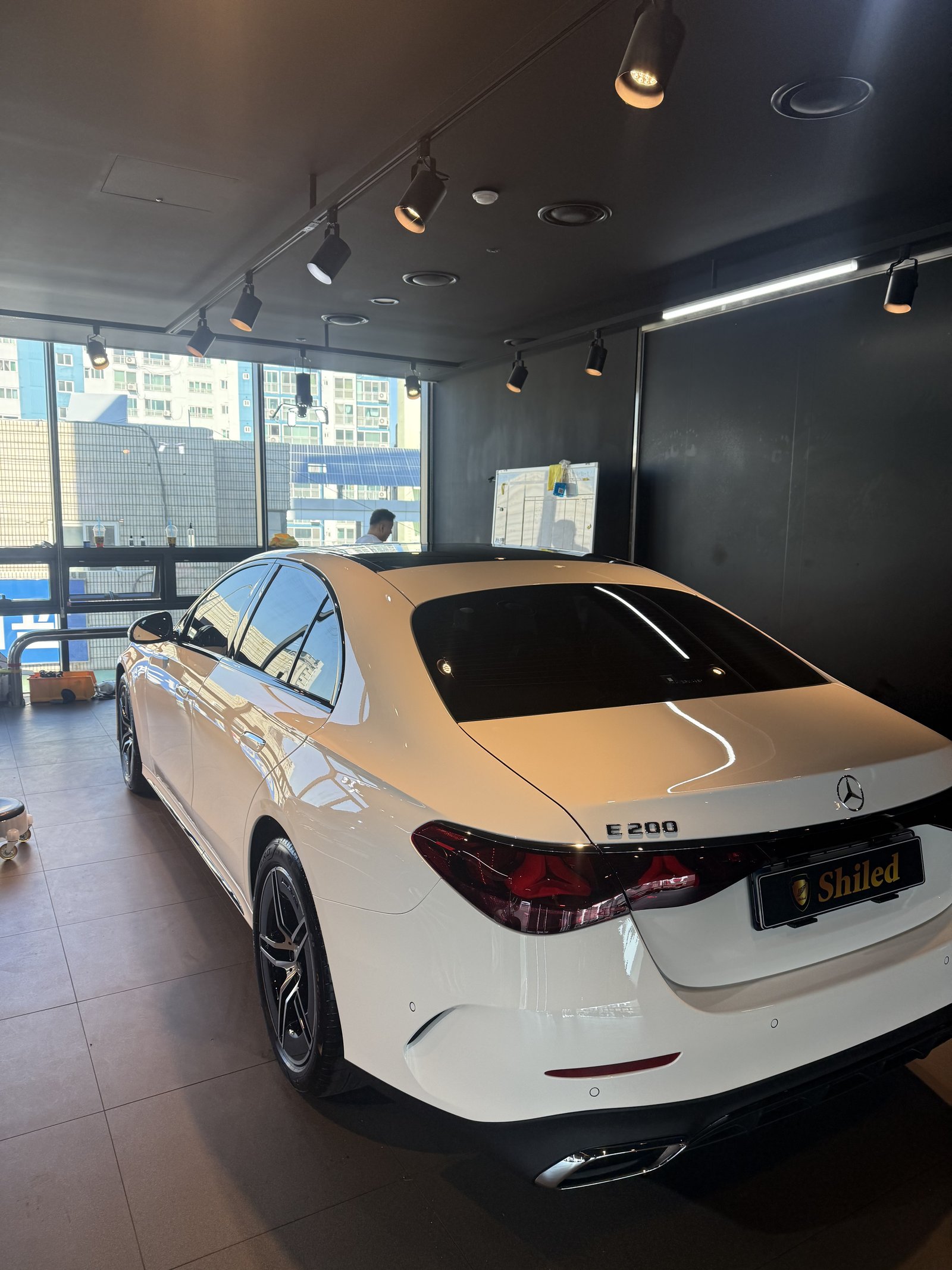 E200 AMG 백색 측후면 - 부산 쉴드광택 신차코팅