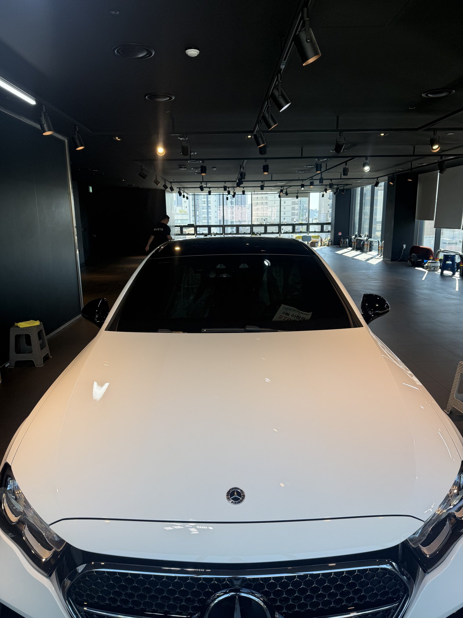 E200 AMG 백색 보닛 - 부산 유리막코팅