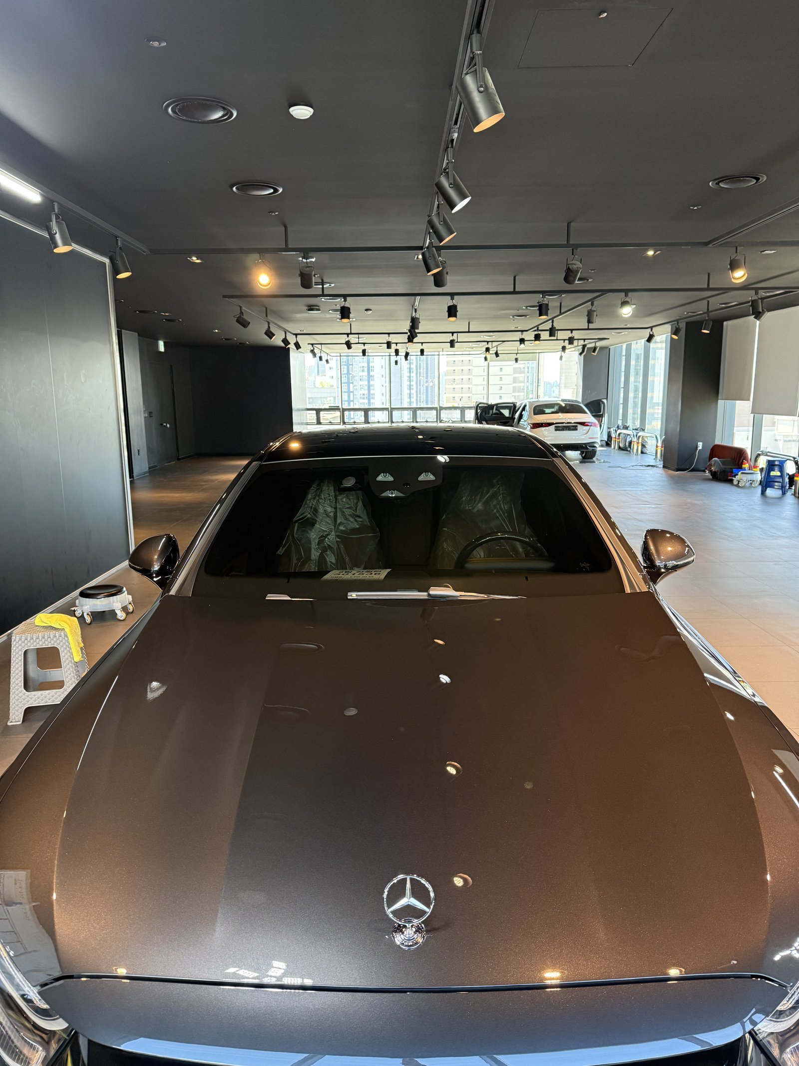 E300 EX 그레이 보닛 스탠딩 엠블럼 - 부산 유리막코팅