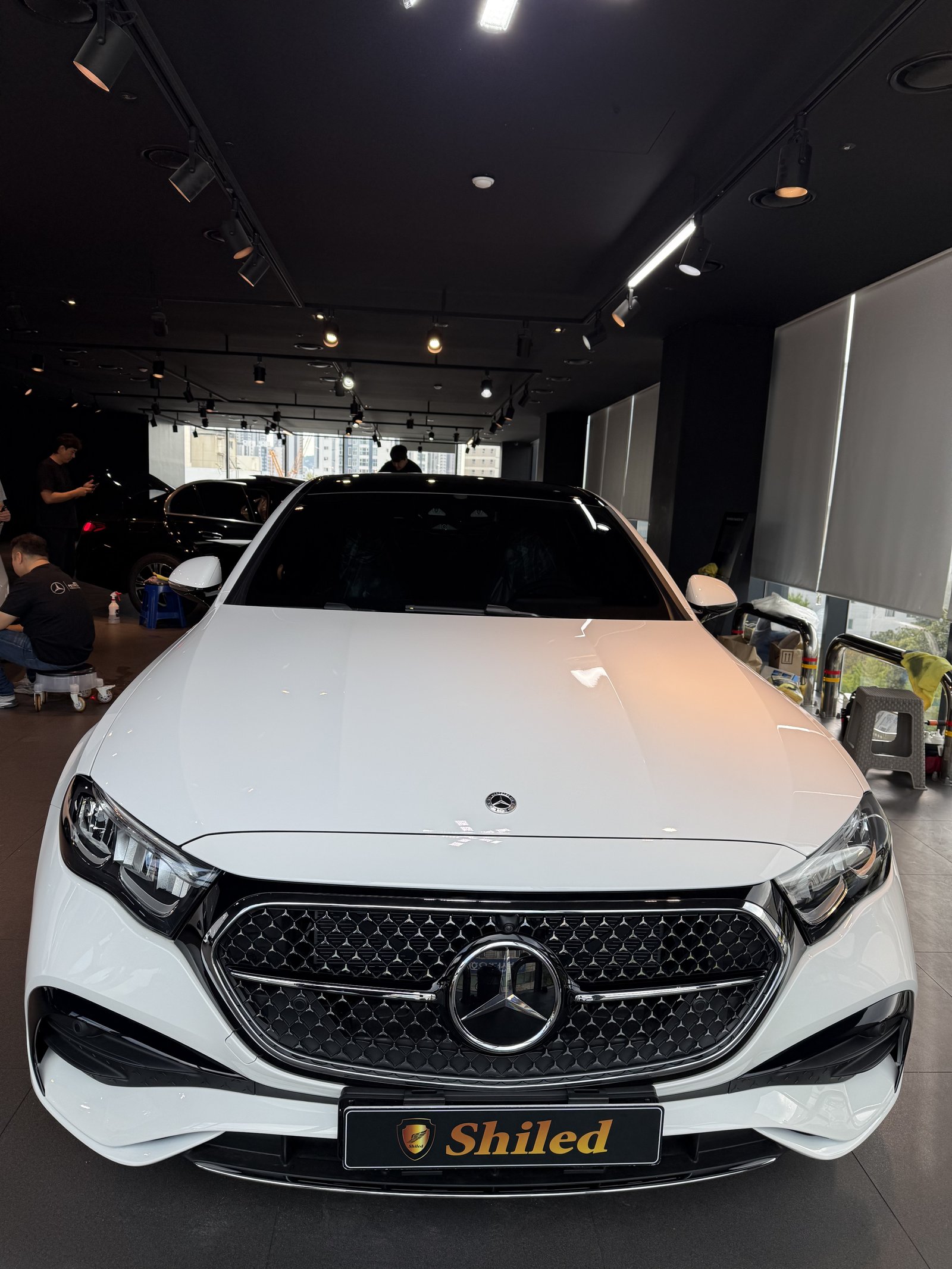 E200 AMG 백색 신차 정면 - 부산 쉴드광택 신차코팅