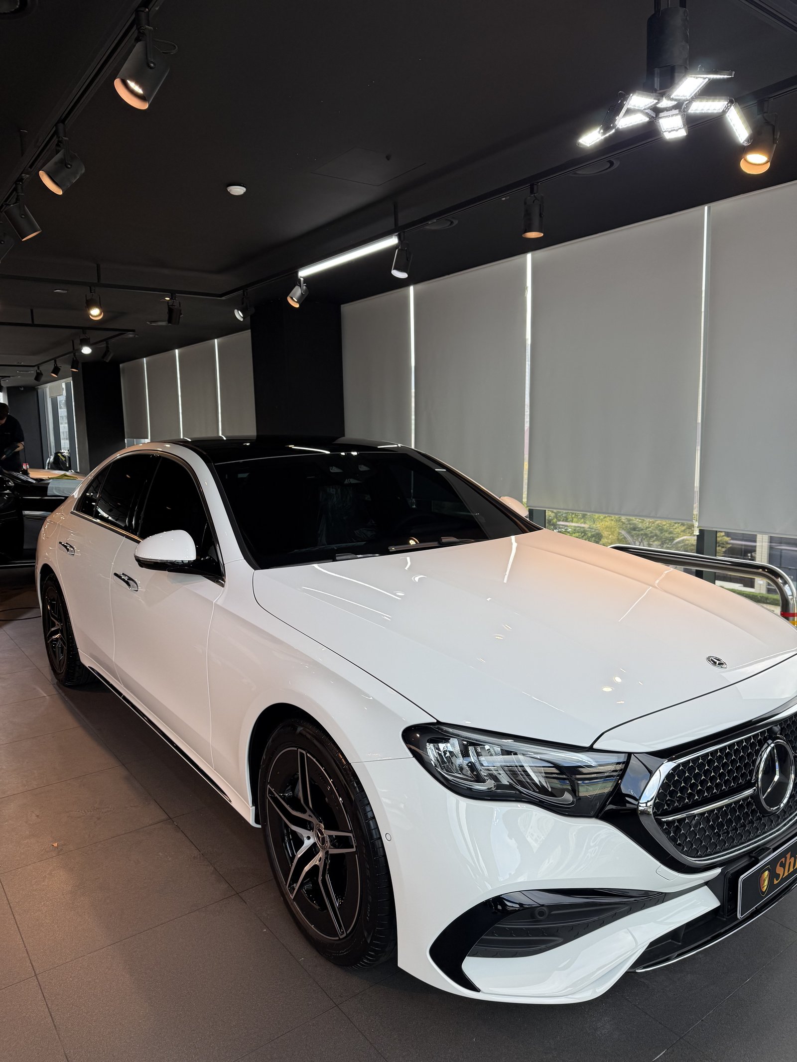 E200 AMG 백색 전측면 - 부산 유리막코팅