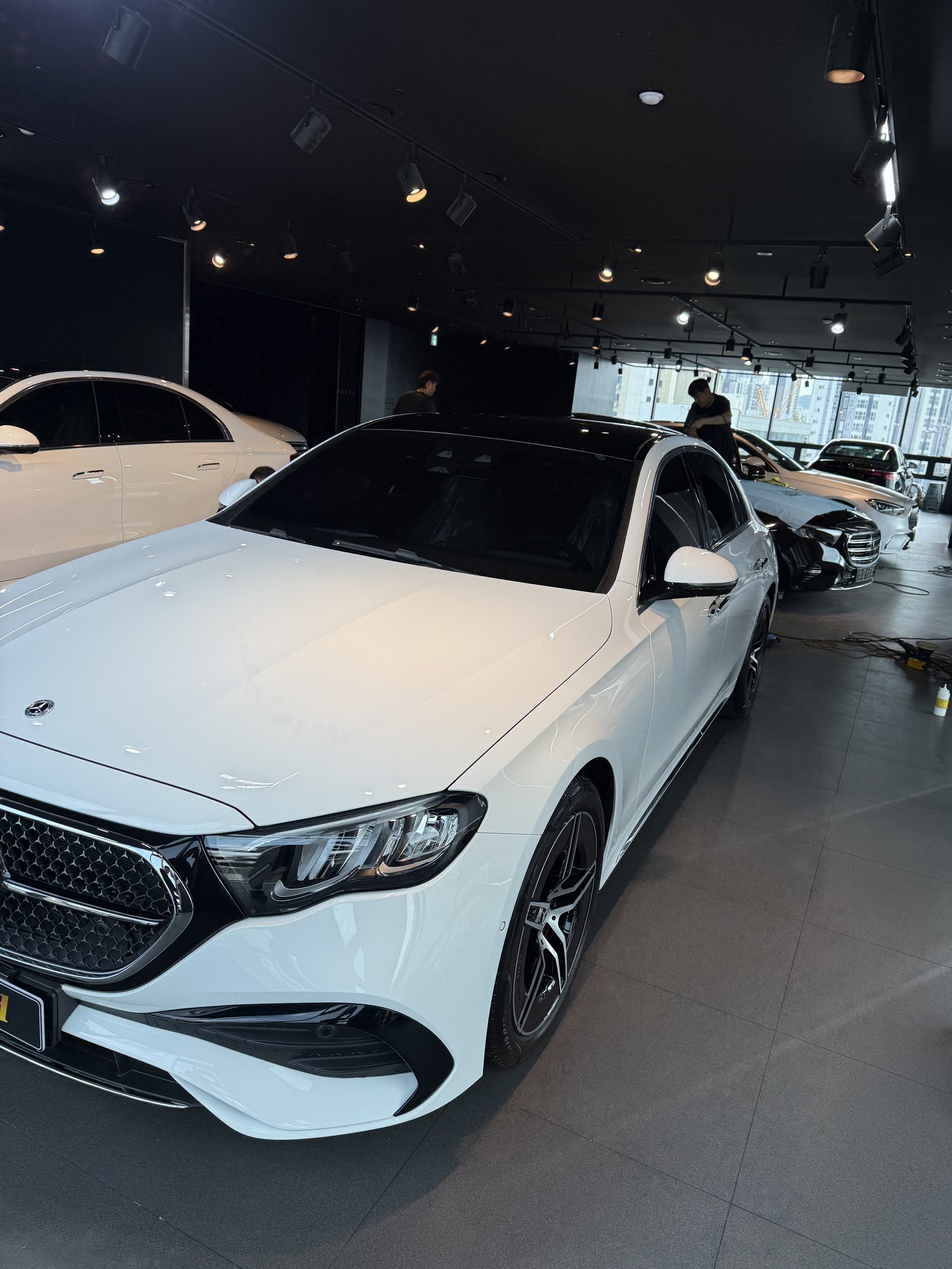 E200 AMG 백색 전측면 반대편 - 출고 전 코팅