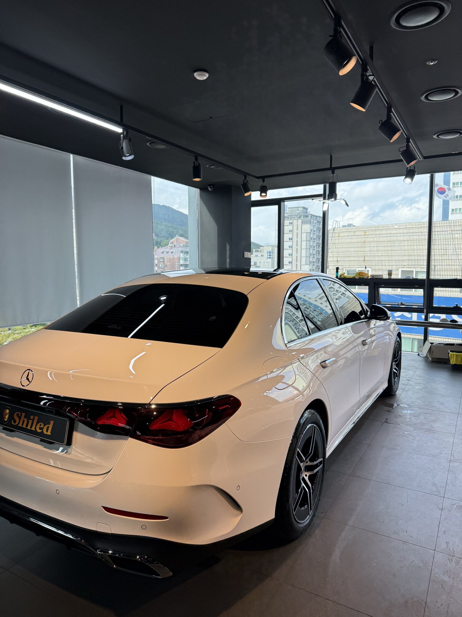 E200 AMG 백색 후측면 - 부산 쉴드광택 신차코팅