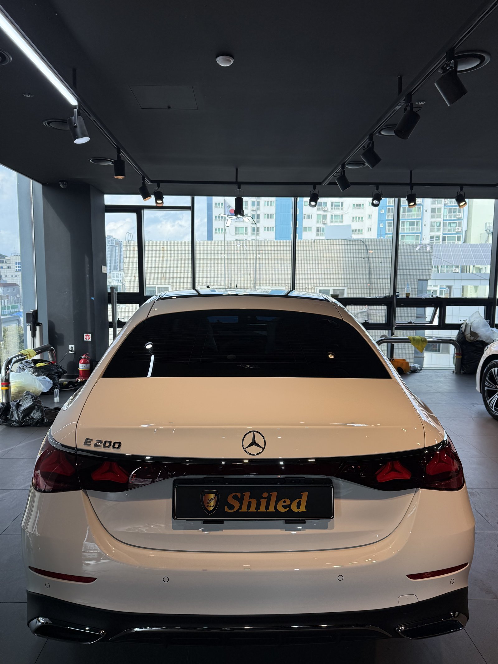 E200 AMG 백색 후면 - 부산 쉴드광택 신차코팅