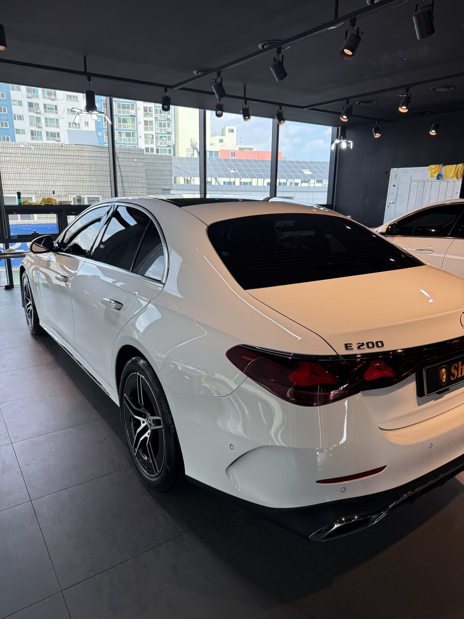 E200 AMG 백색 측후면 - 부산 쉴드광택 신차코팅