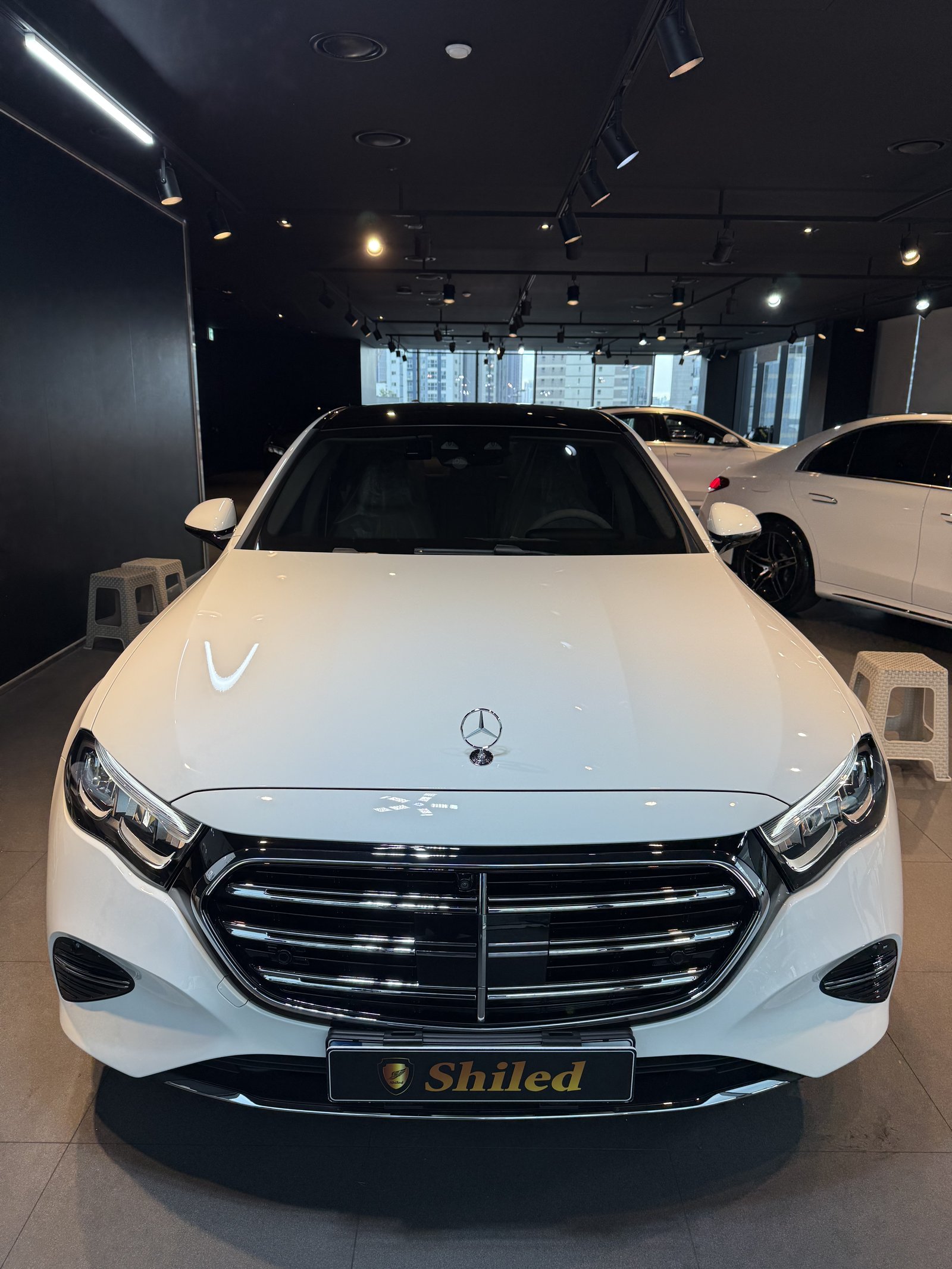 E200 익스클루시브 백색 정면 - 부산 쉴드광택 신차코팅