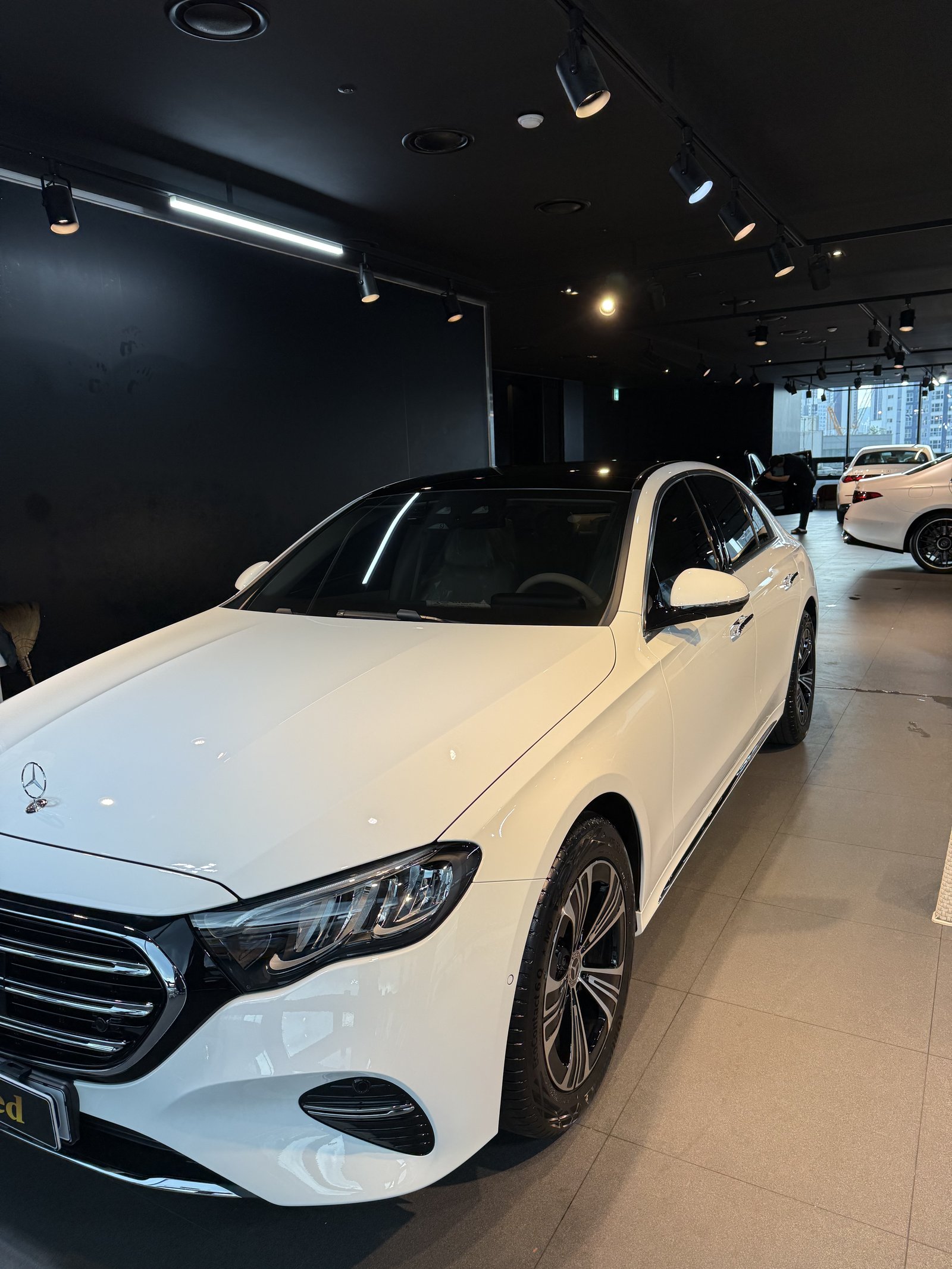E200 EX 백색 전측면 반대편 - 출고 전 코팅
