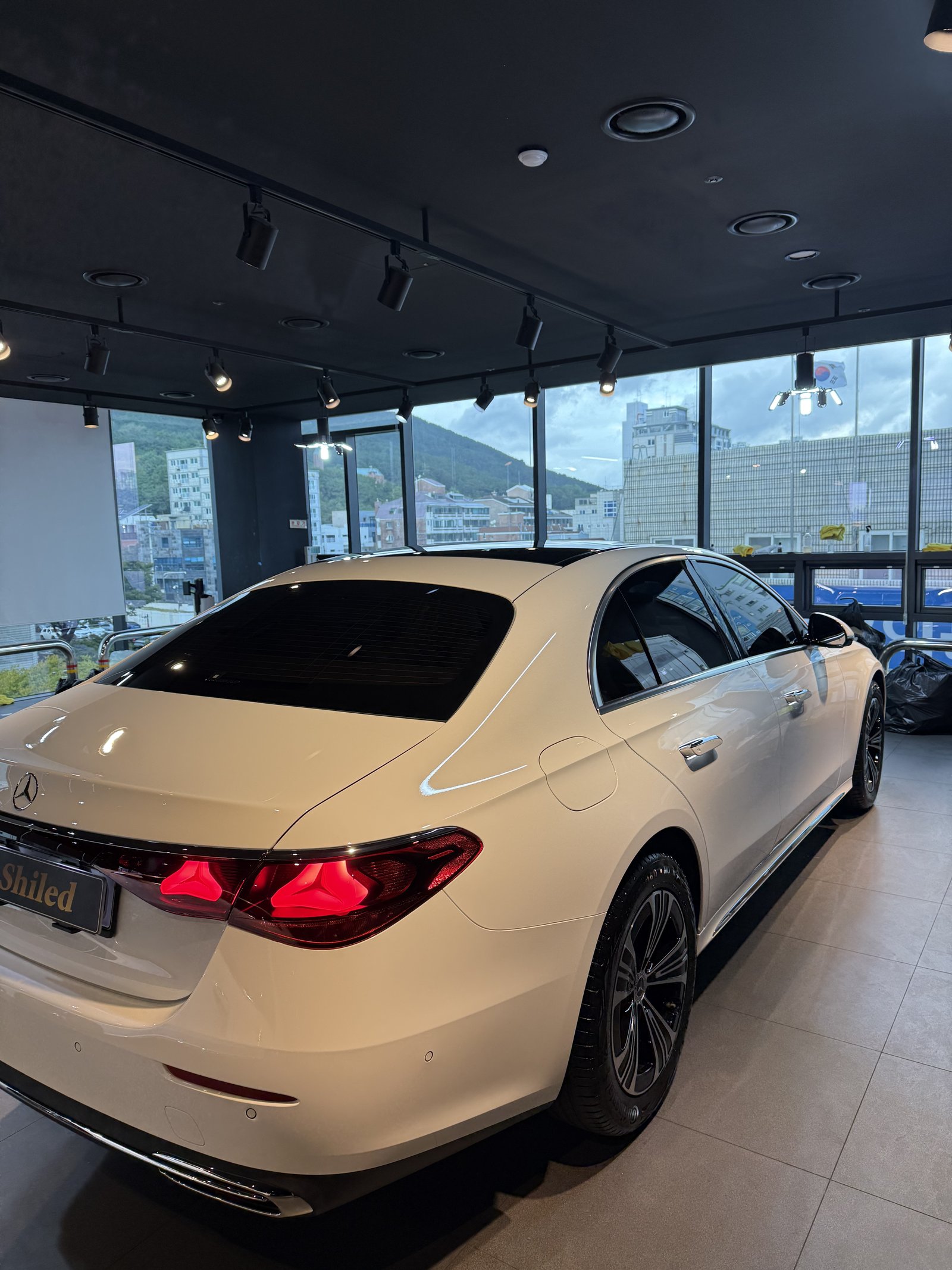 E200 EX 백색 후측면 - 부산 쉴드광택 신차코팅