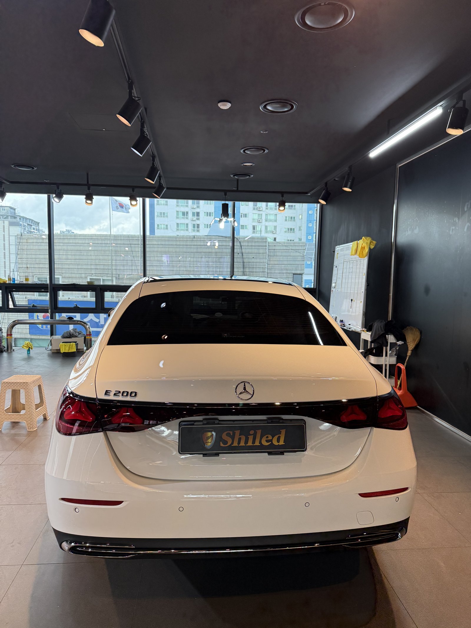 E200 EX 백색 후면 - 부산 쉴드광택 신차코팅