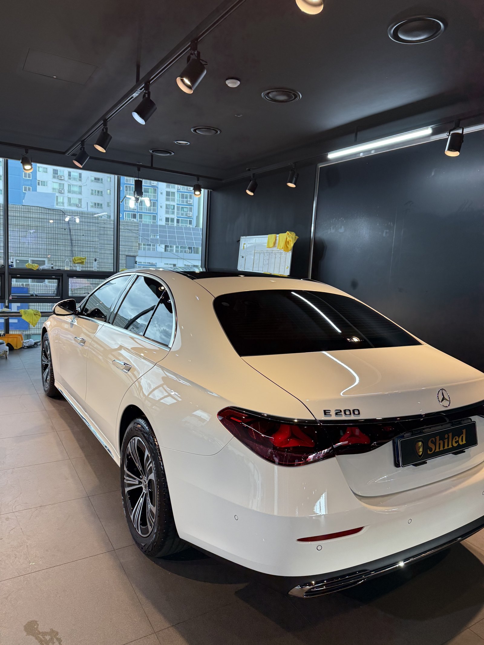 E200 EX 백색 측후면 - 부산 쉴드광택 신차코팅