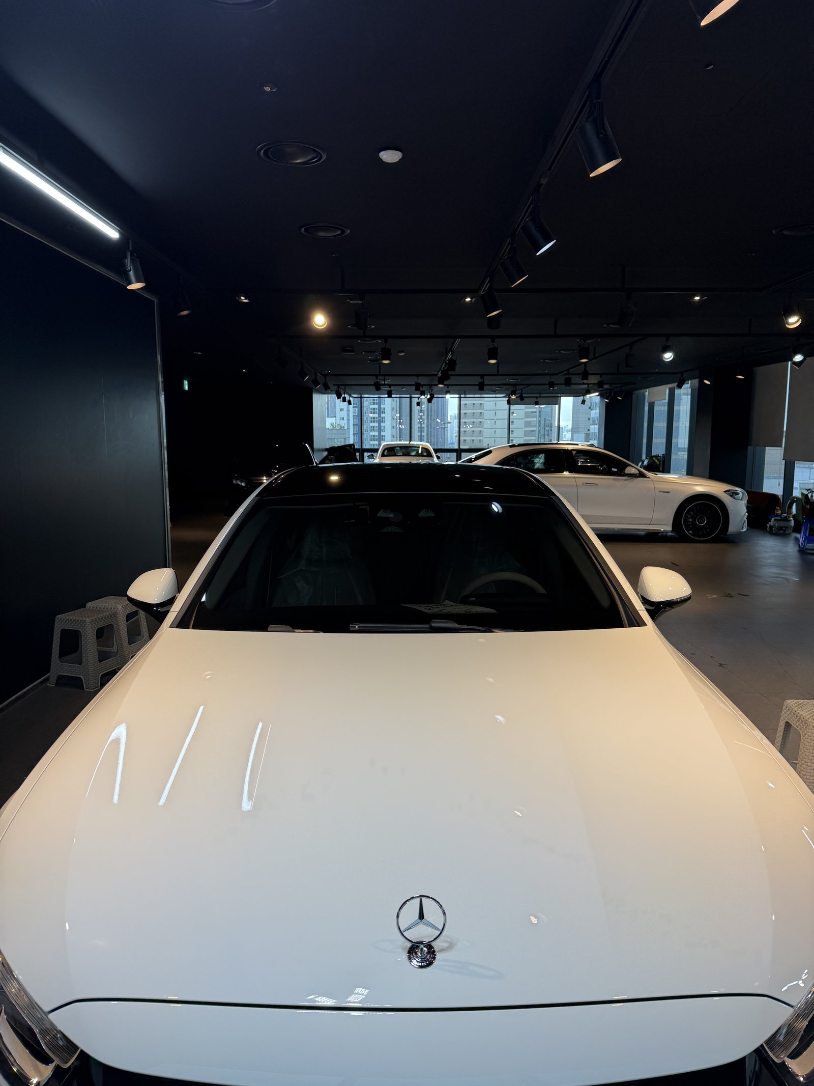 E200 EX 백색 보닛 스탠딩 엠블럼 - 부산 유리막코팅