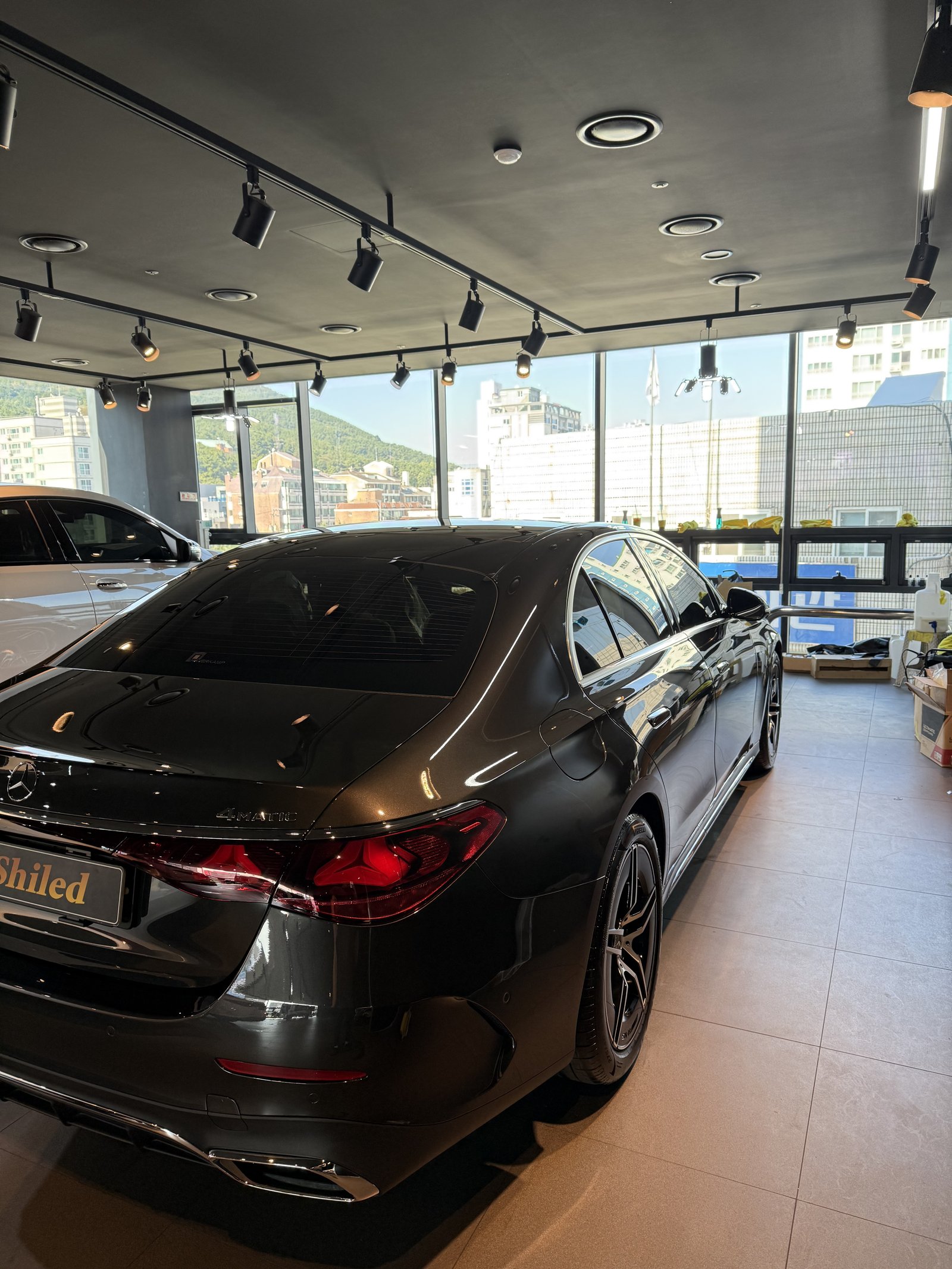 E300 AMG 그레이 측후면 - 출고 전 코팅