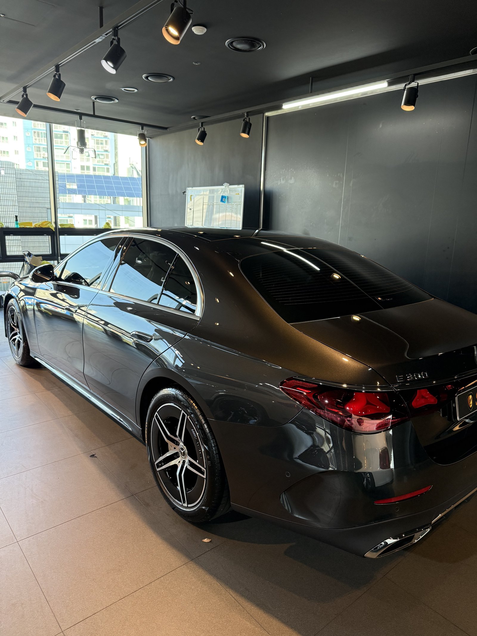 E300 AMG 그레이 후측면 - 부산 쉴드광택 신차코팅