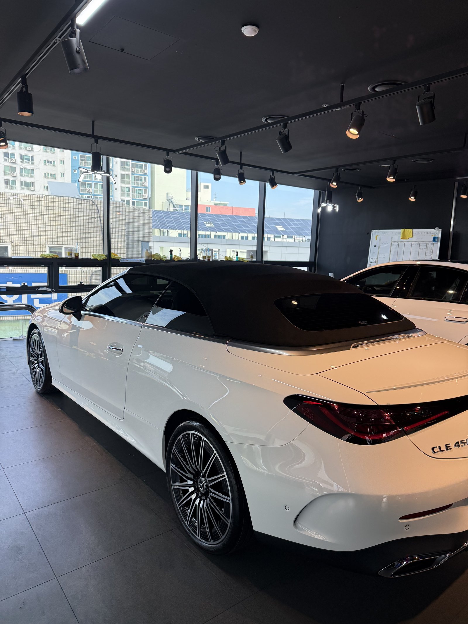 CLE450 카브리올레 백색 측후면 - 부산 유리막코팅