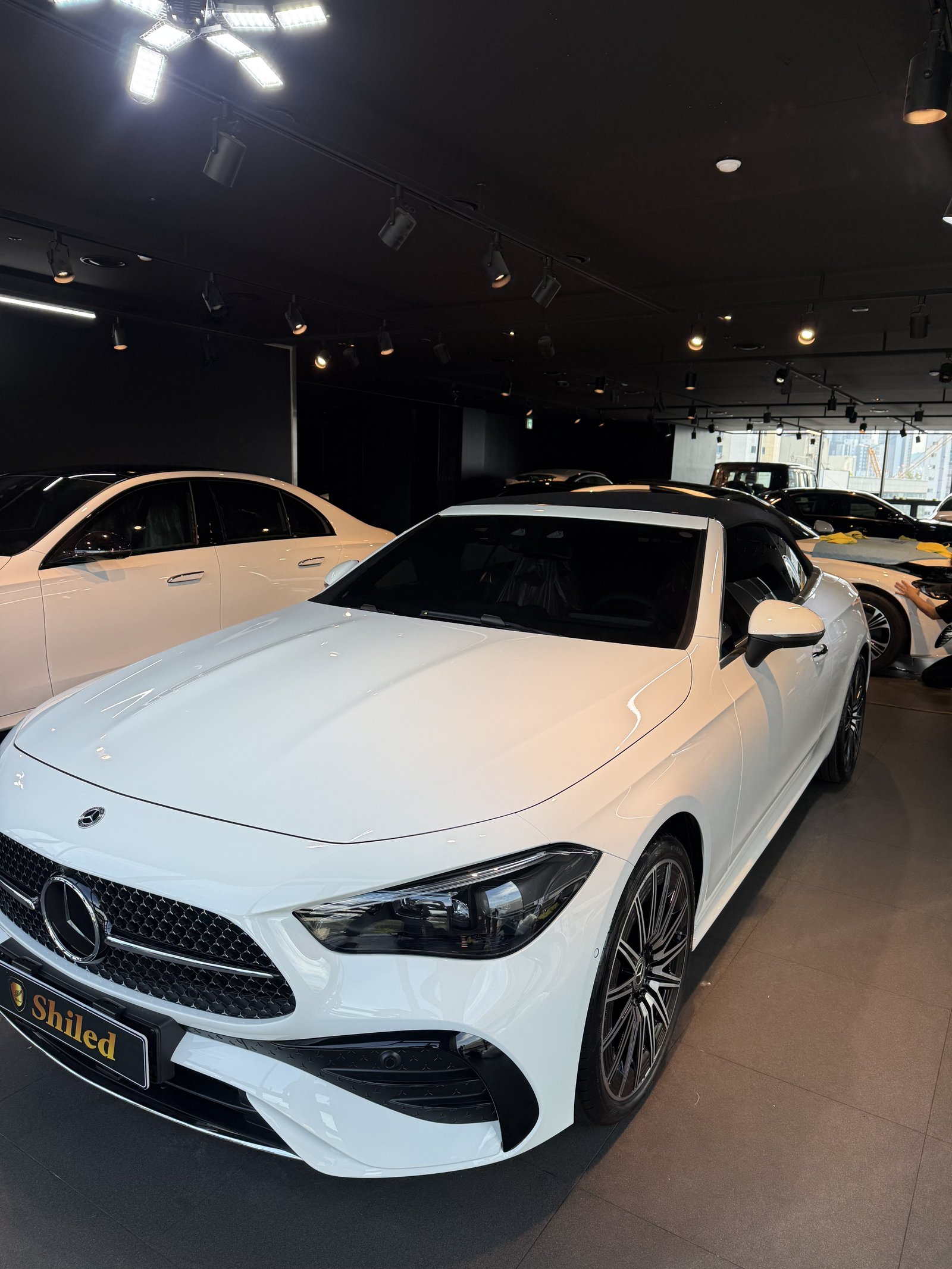 CLE450 카브리올레 백색 전측면 반대편