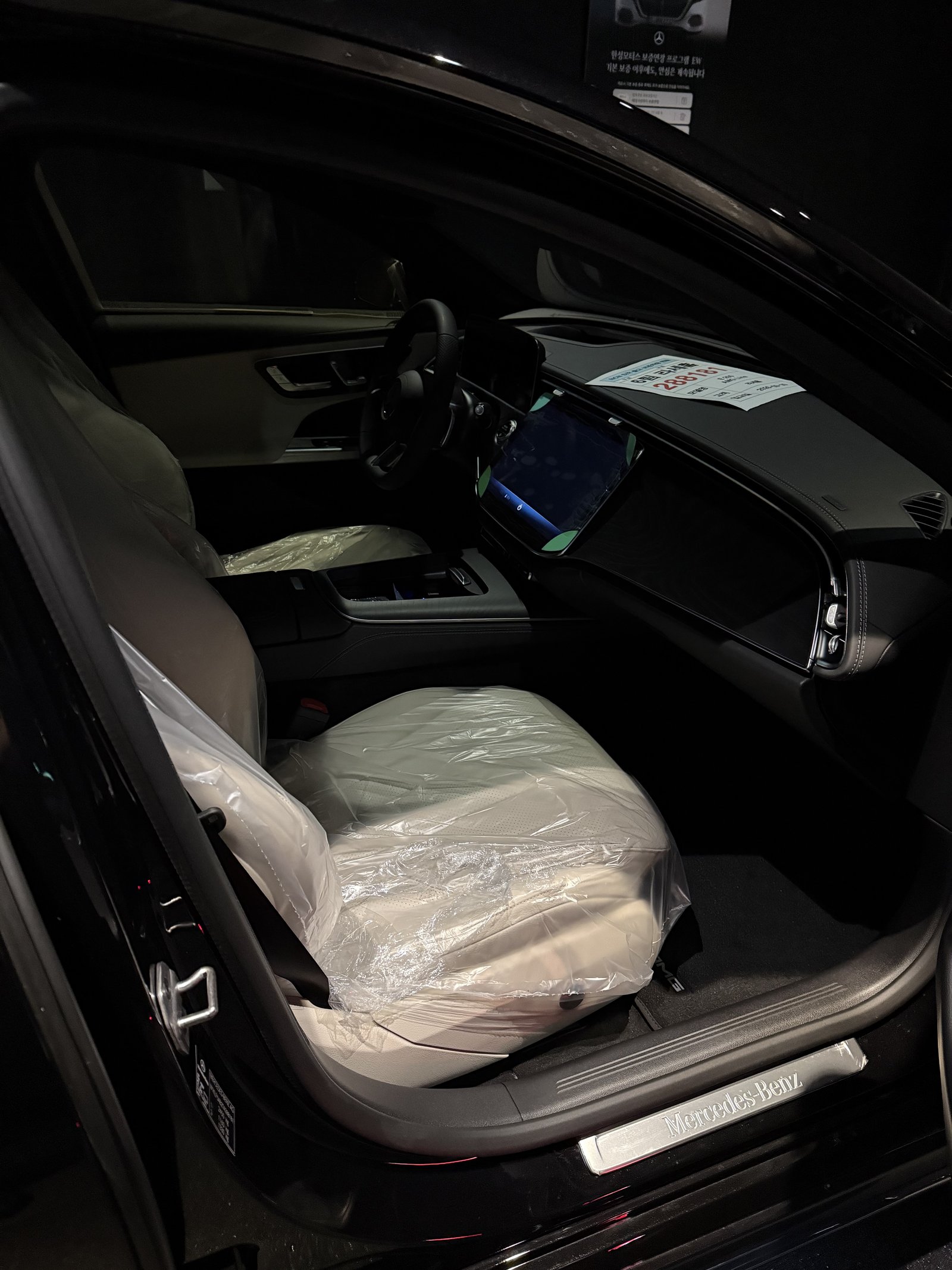 E200 AMG 검정 실내 조수석 쪽
