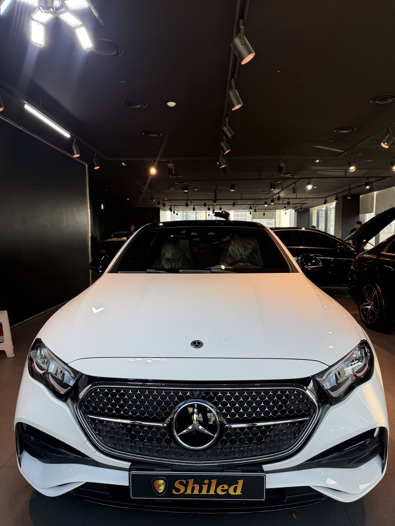 E200 AMG 백색 정면 - 부산 쉴드광택 신차코팅