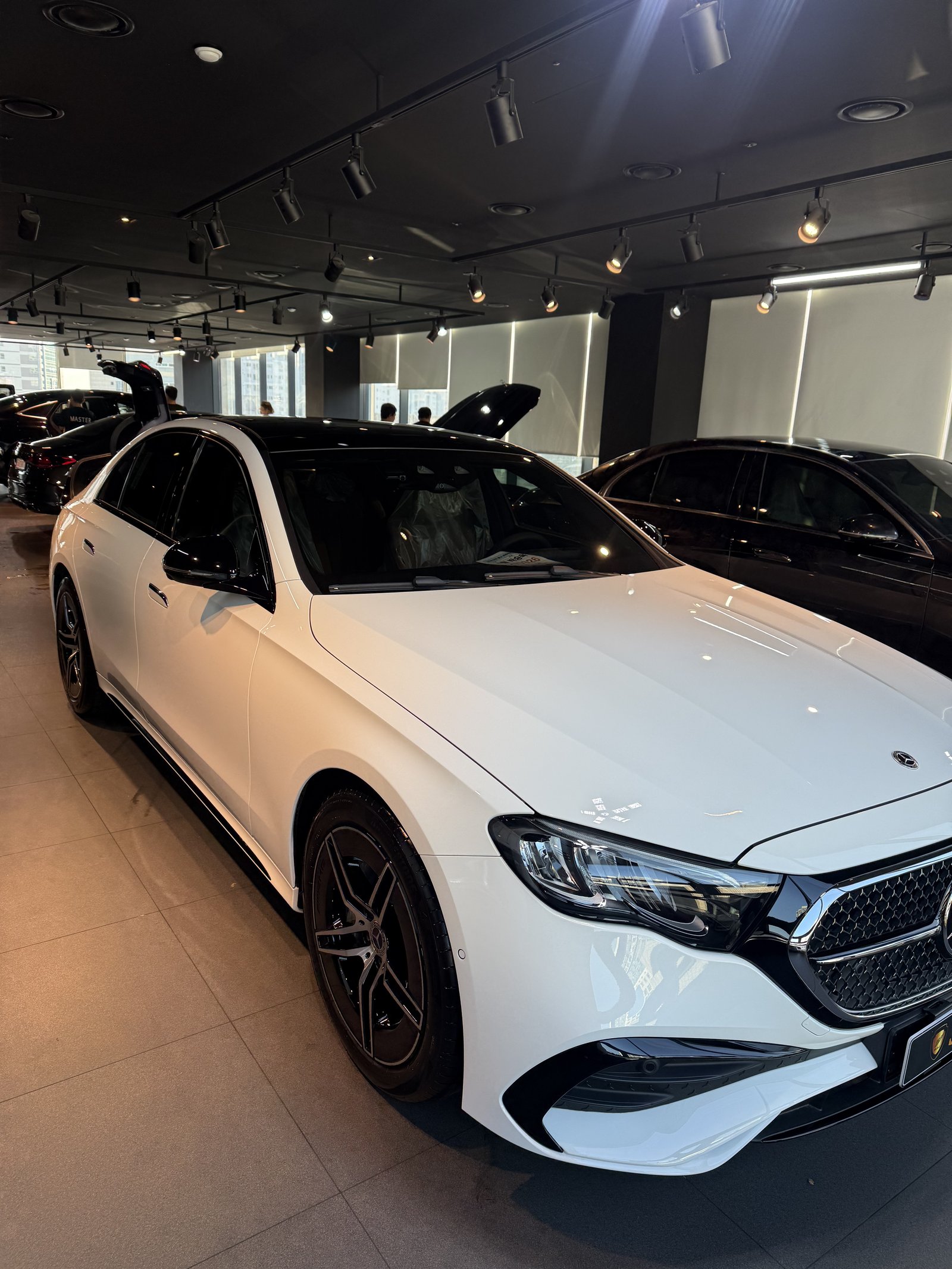 E200 AMG 백색 전측면 - 부산 유리막코팅