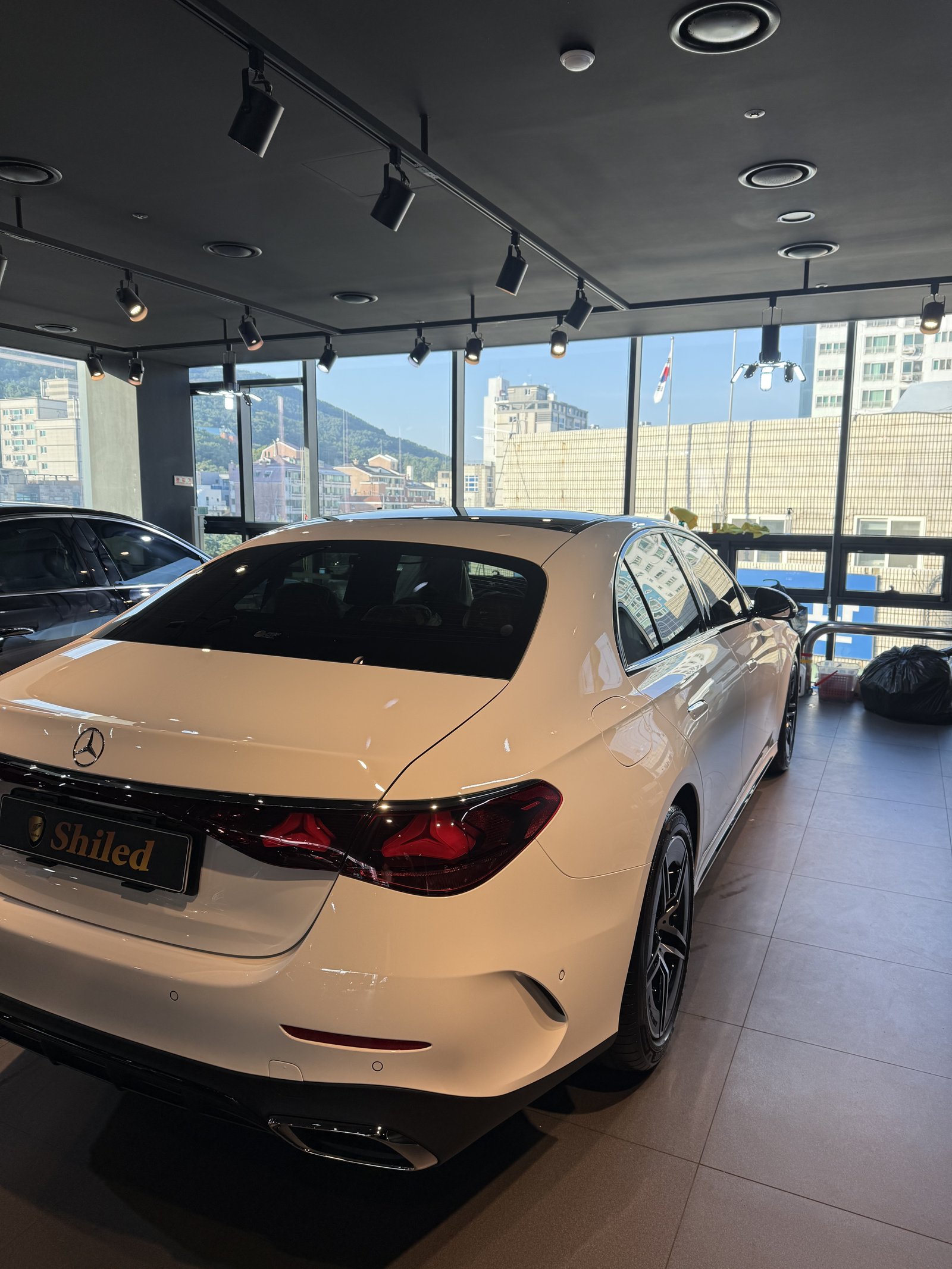 E200 AMG 백색 후측면 - 출고 전 코팅