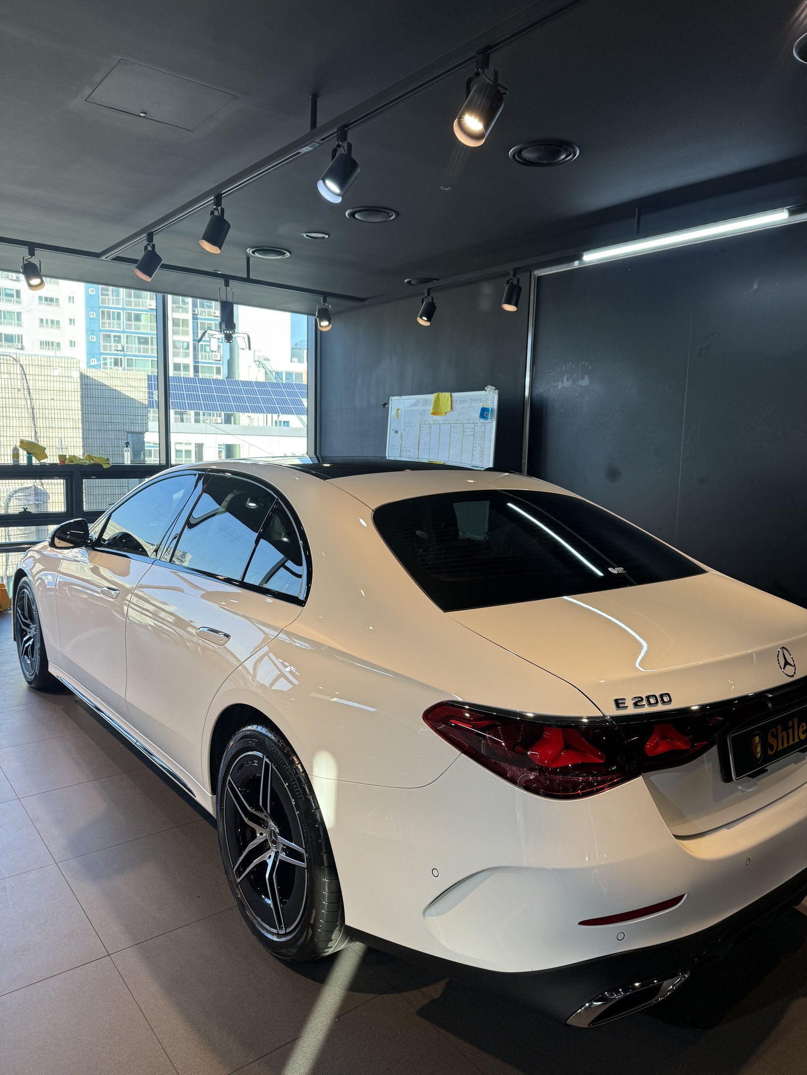 E200 AMG 백색 측후면 - 부산 유리막코팅