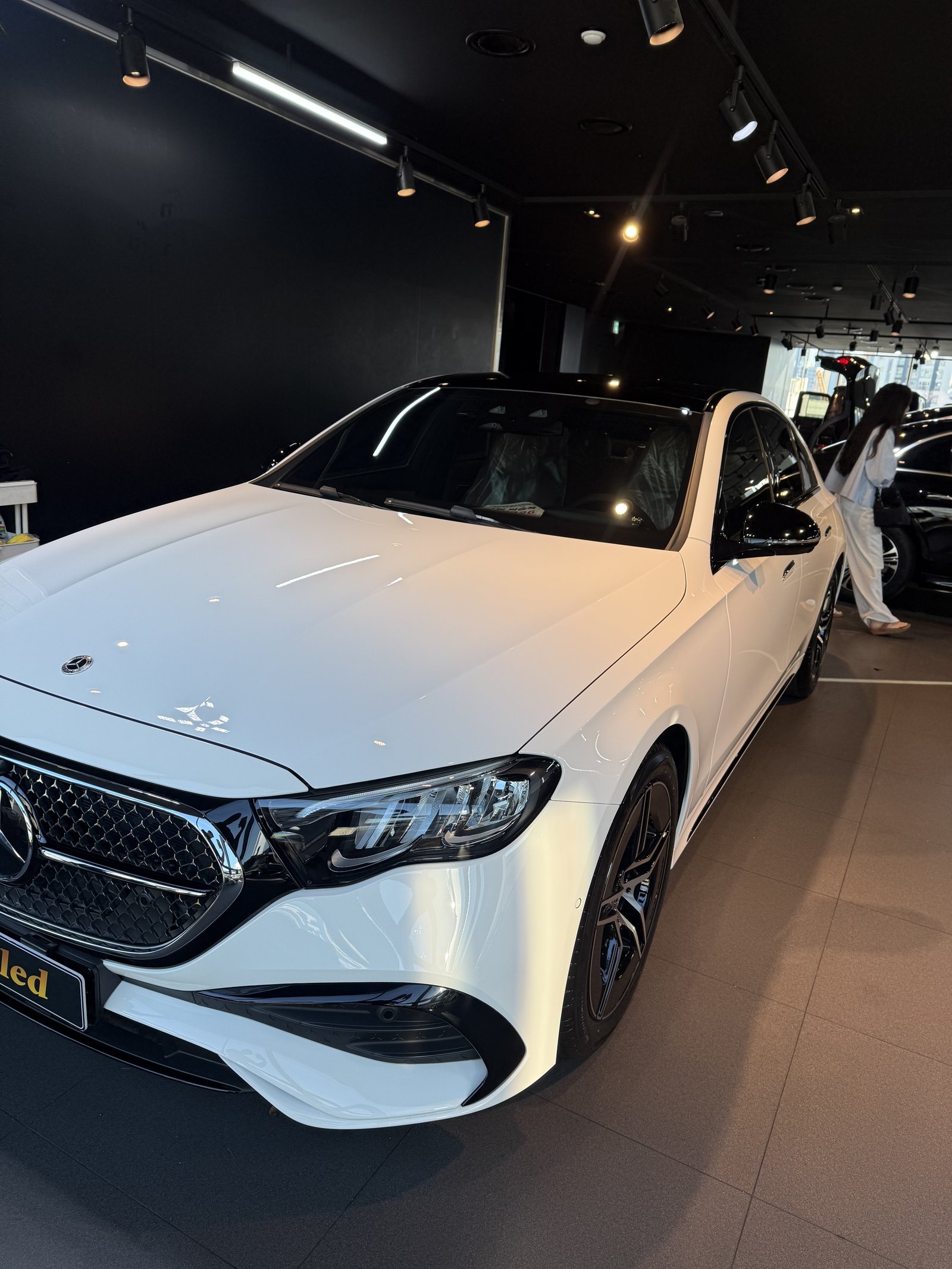 E200 AMG 백색 전측면 반대편