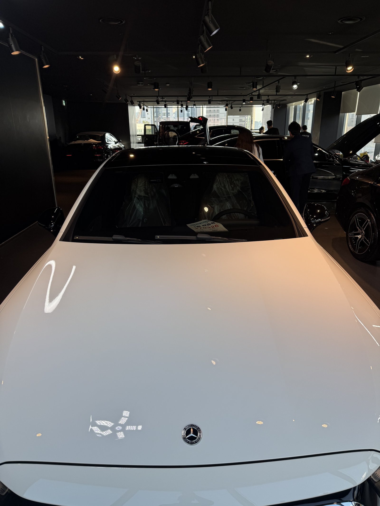 E200 AMG 백색 보닛 - 출고 전 코팅