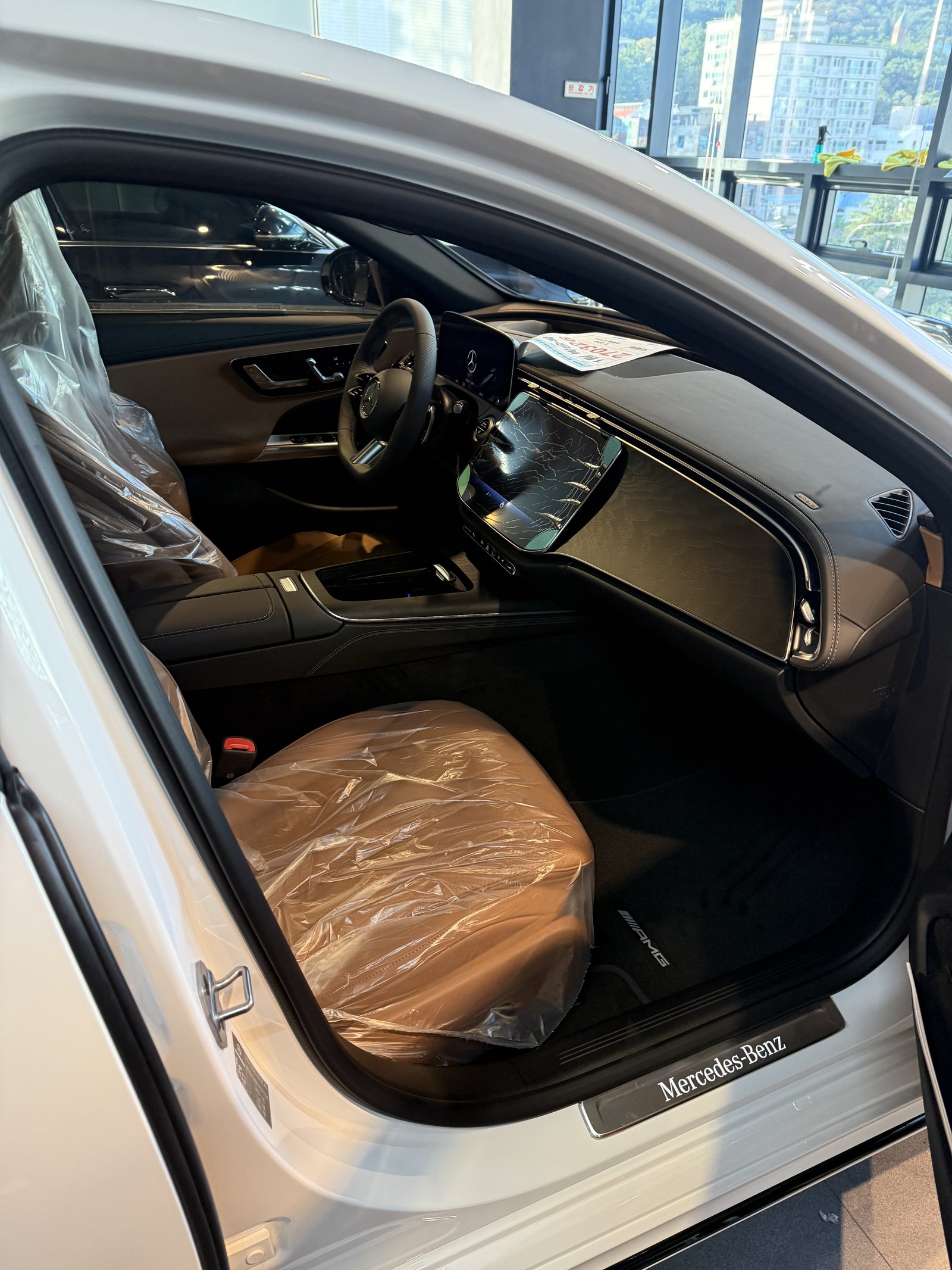 E200 AMG 백색 실내 조수석 쪽