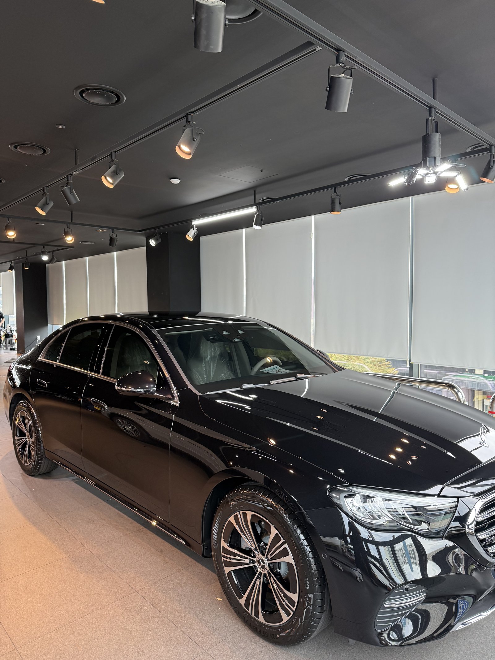 E200 익스클루시브 검정 전측면 - 부산 유리막코팅