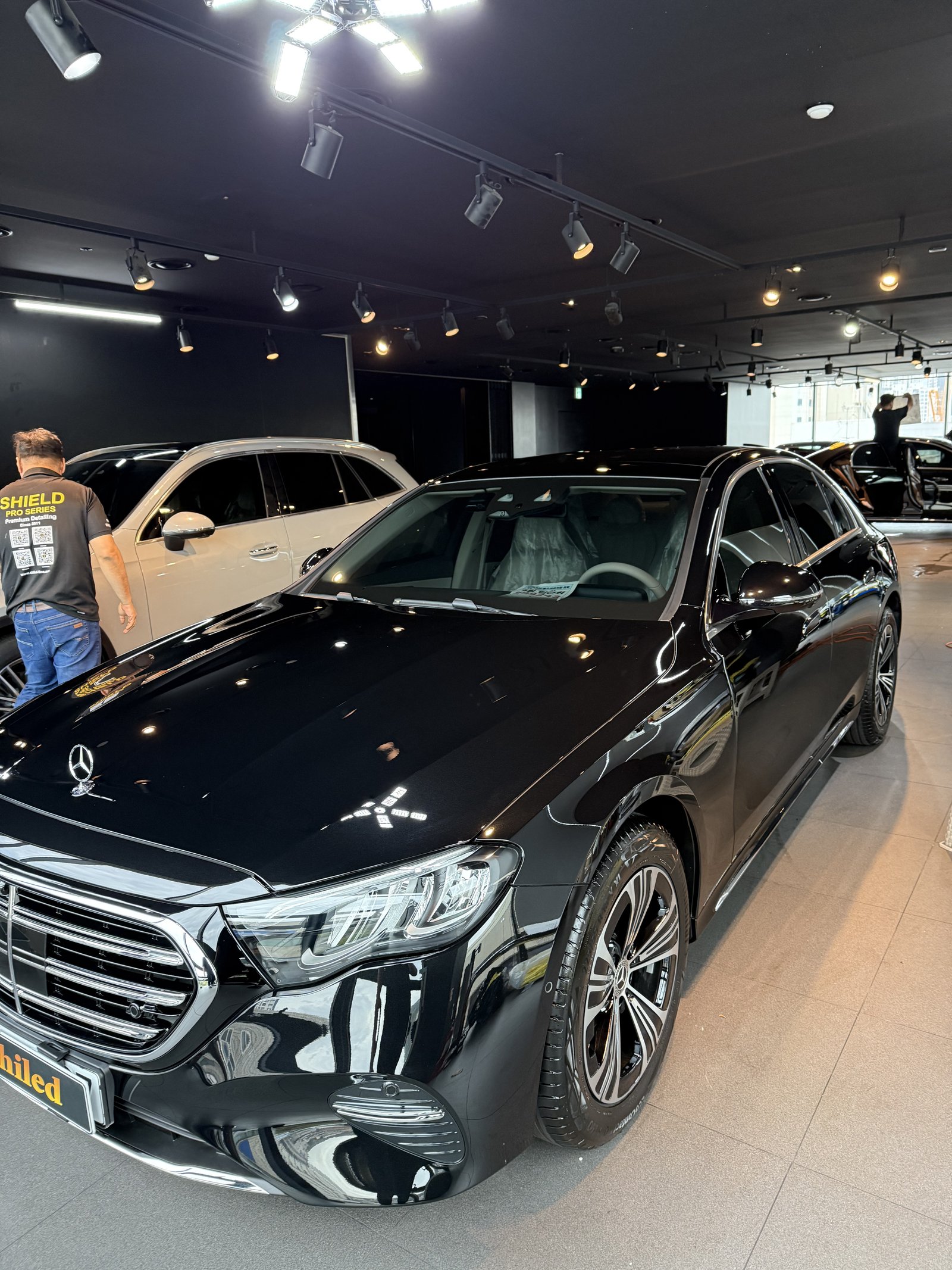 E200 익스클루시브 검정 전측면 반대편