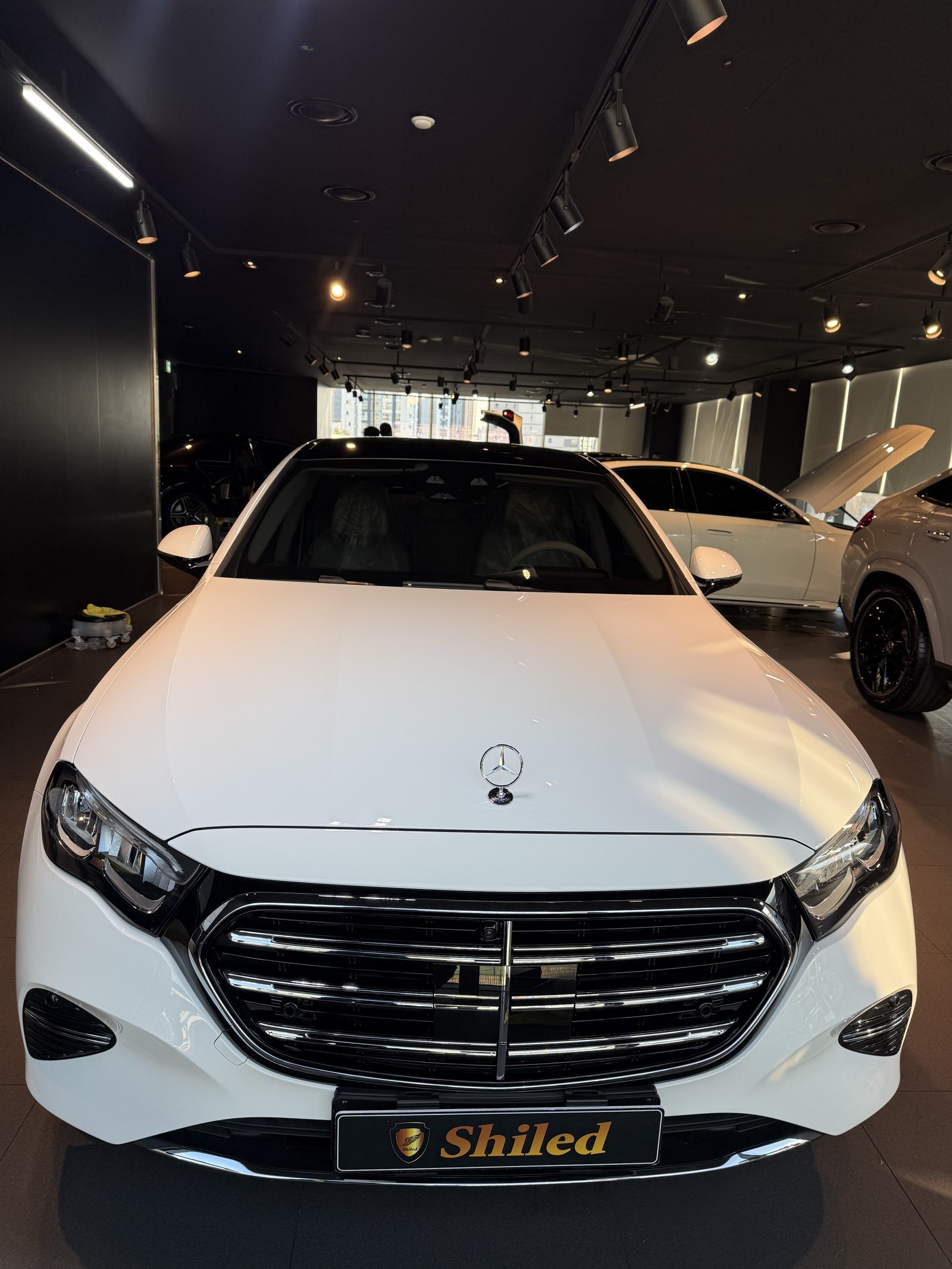 E200 익스클루시브 백색 정면 - 부산 쉴드광택 신차코팅