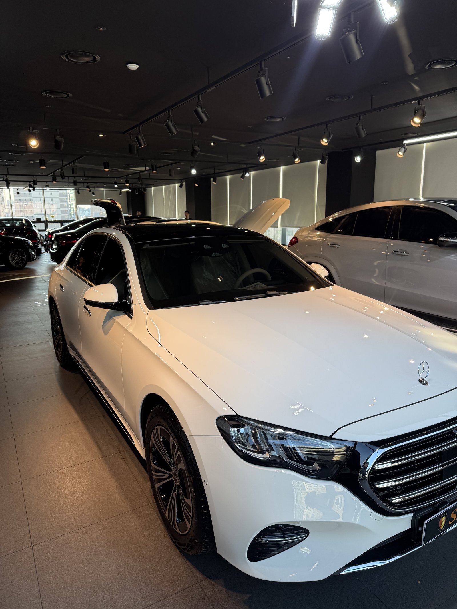 E200 익스클루시브 백색 전측면 - 부산 유리막코팅