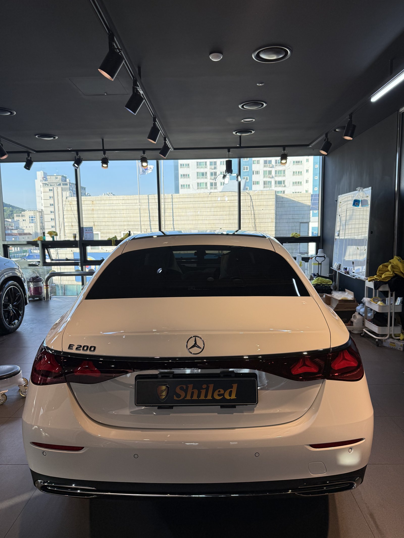 E200 익스클루시브 백색 후면