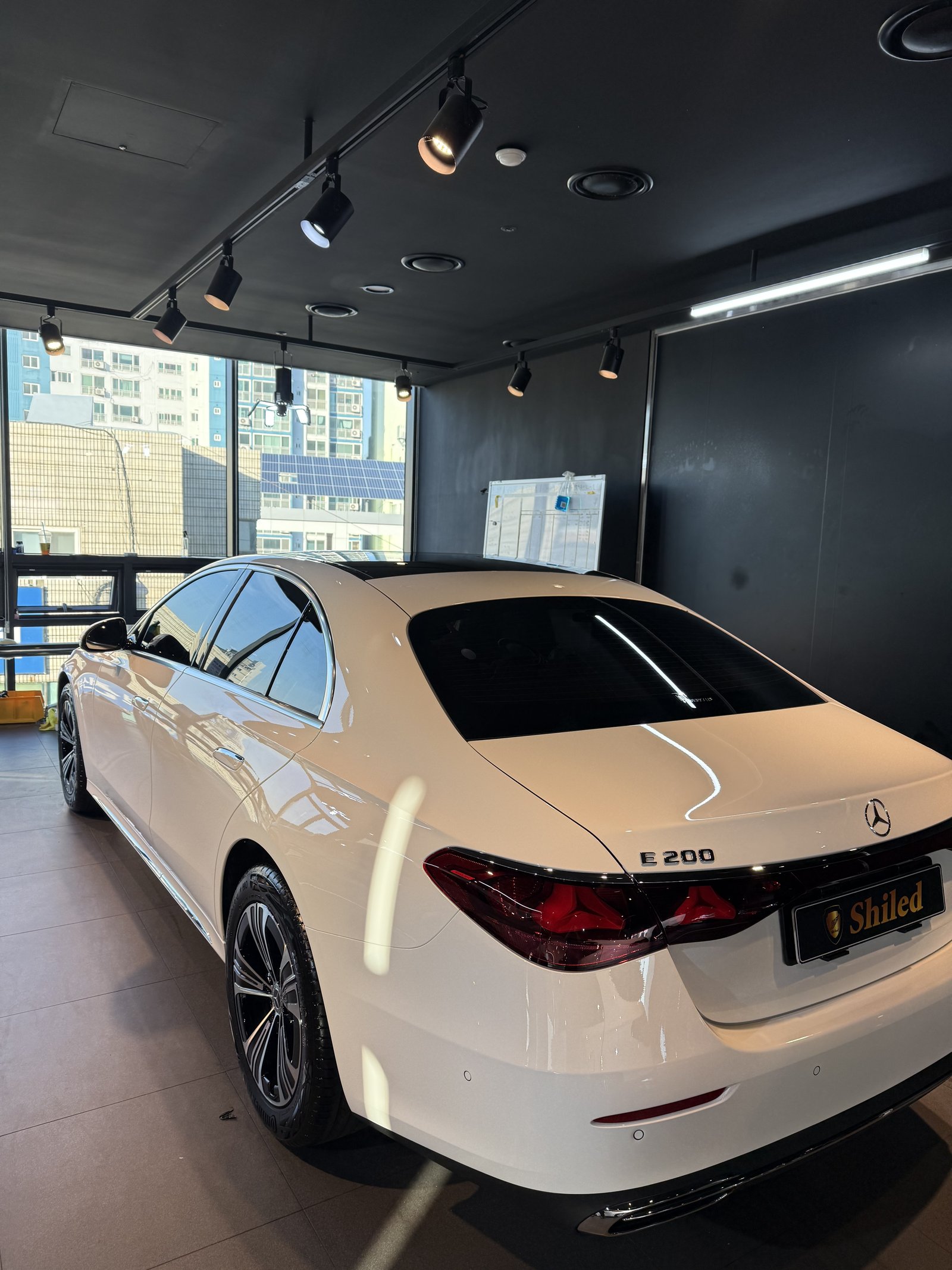 E200 익스클루시브 백색 측후면 - 부산 유리막코팅