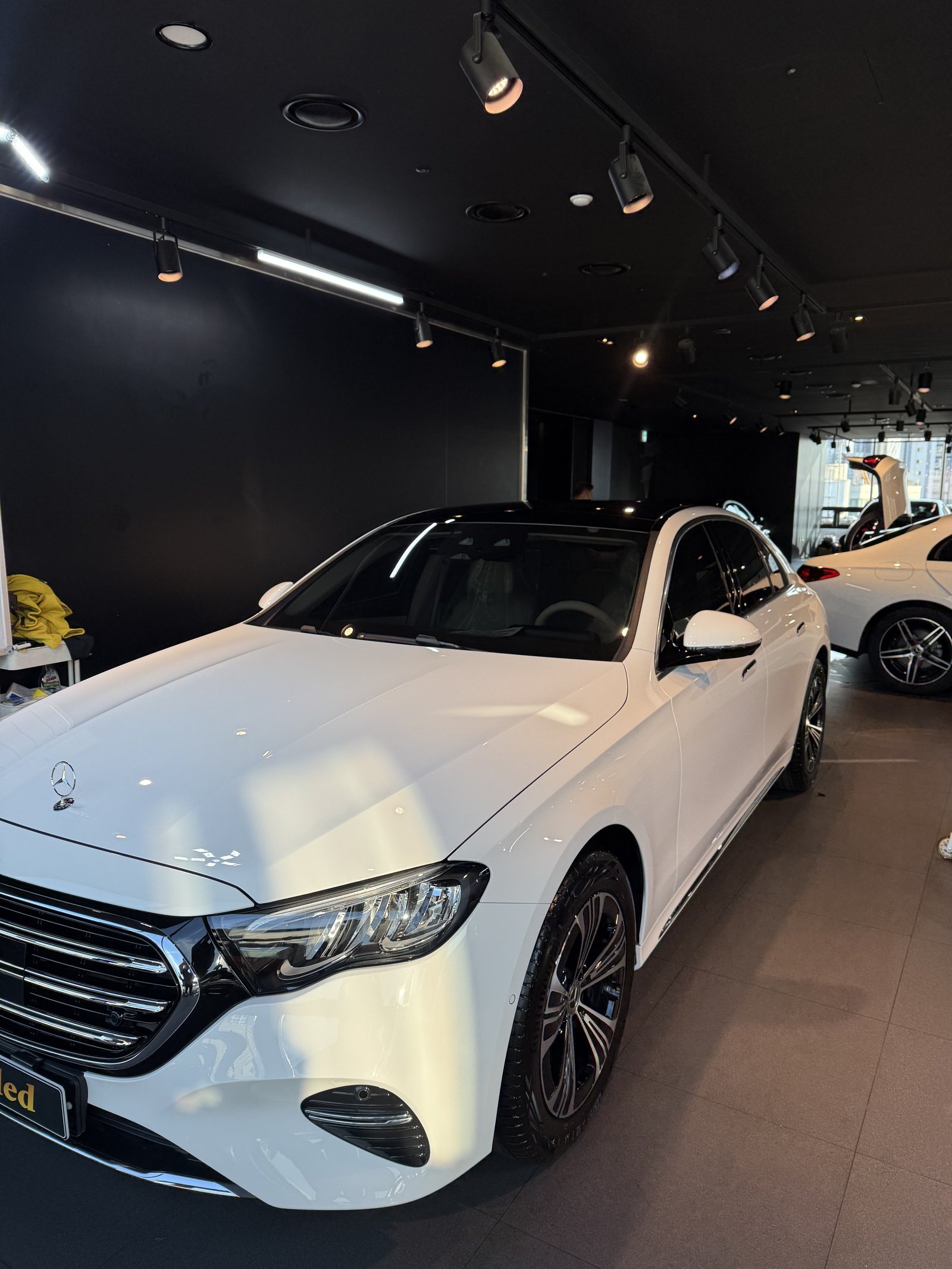 E200 익스클루시브 백색 전측면 반대편
