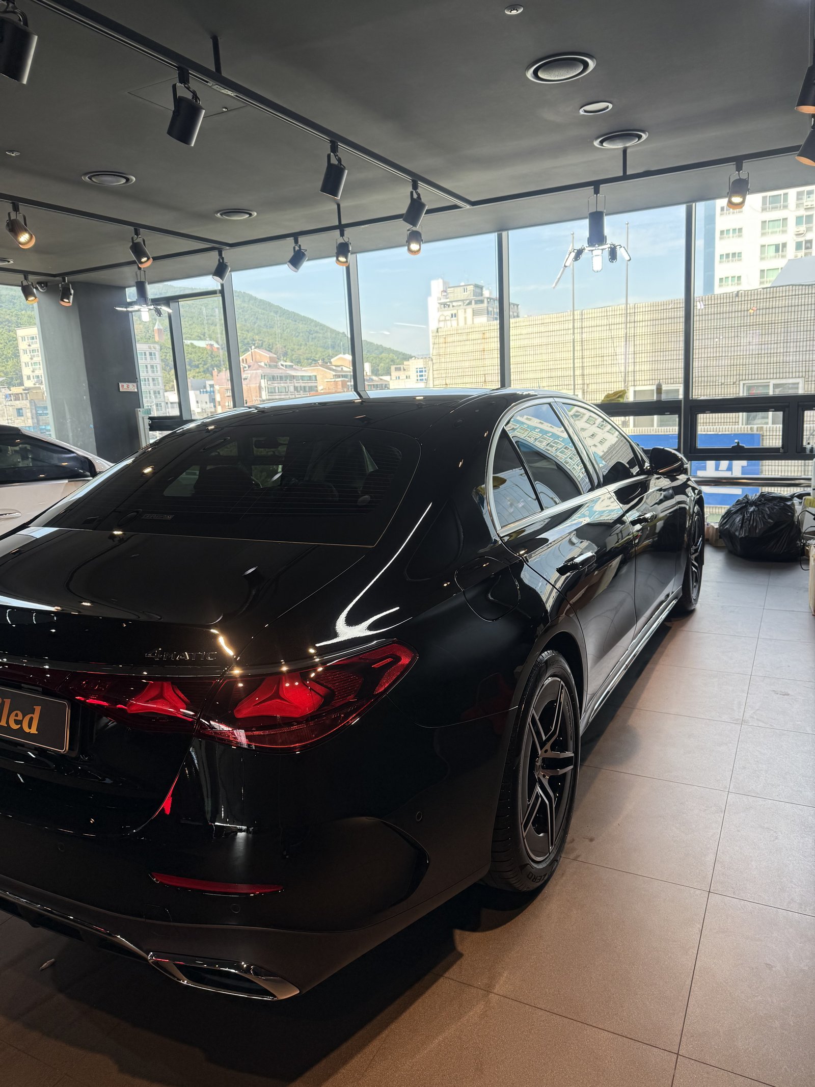E300 AMG 검정 후측면 - 출고 전 코팅