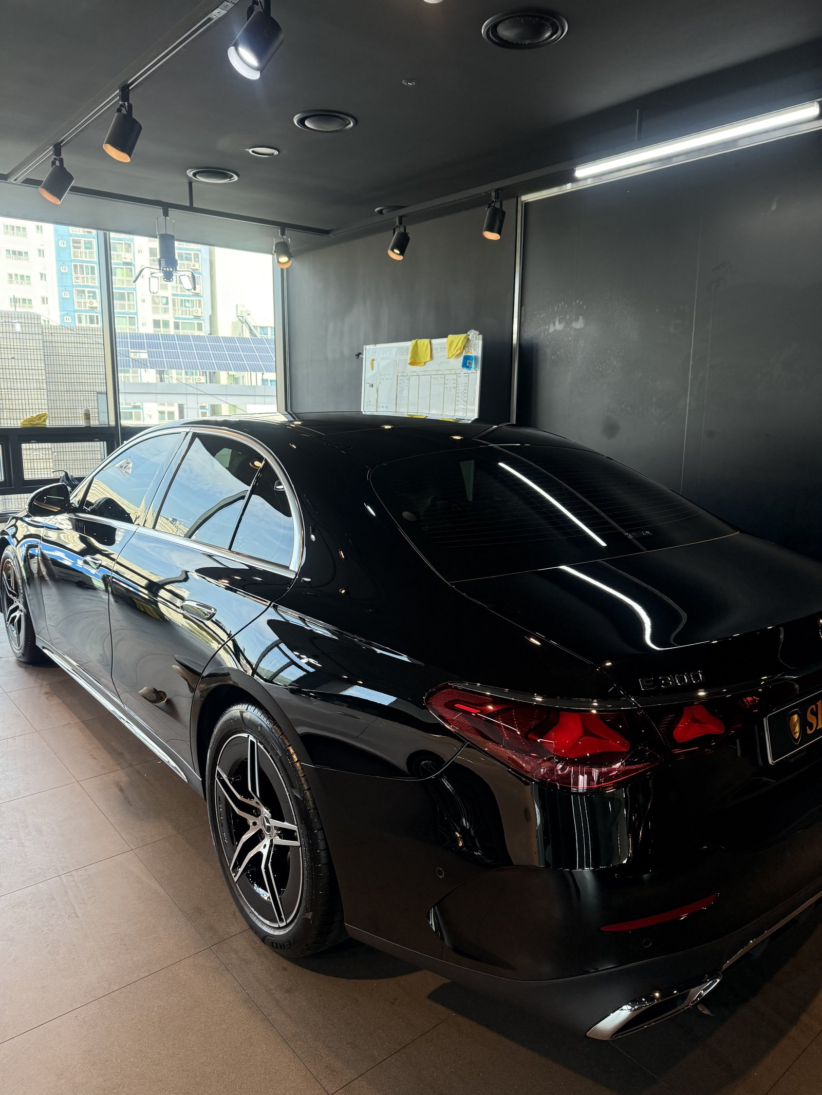 E300 AMG 검정 측후면 - 부산 유리막코팅