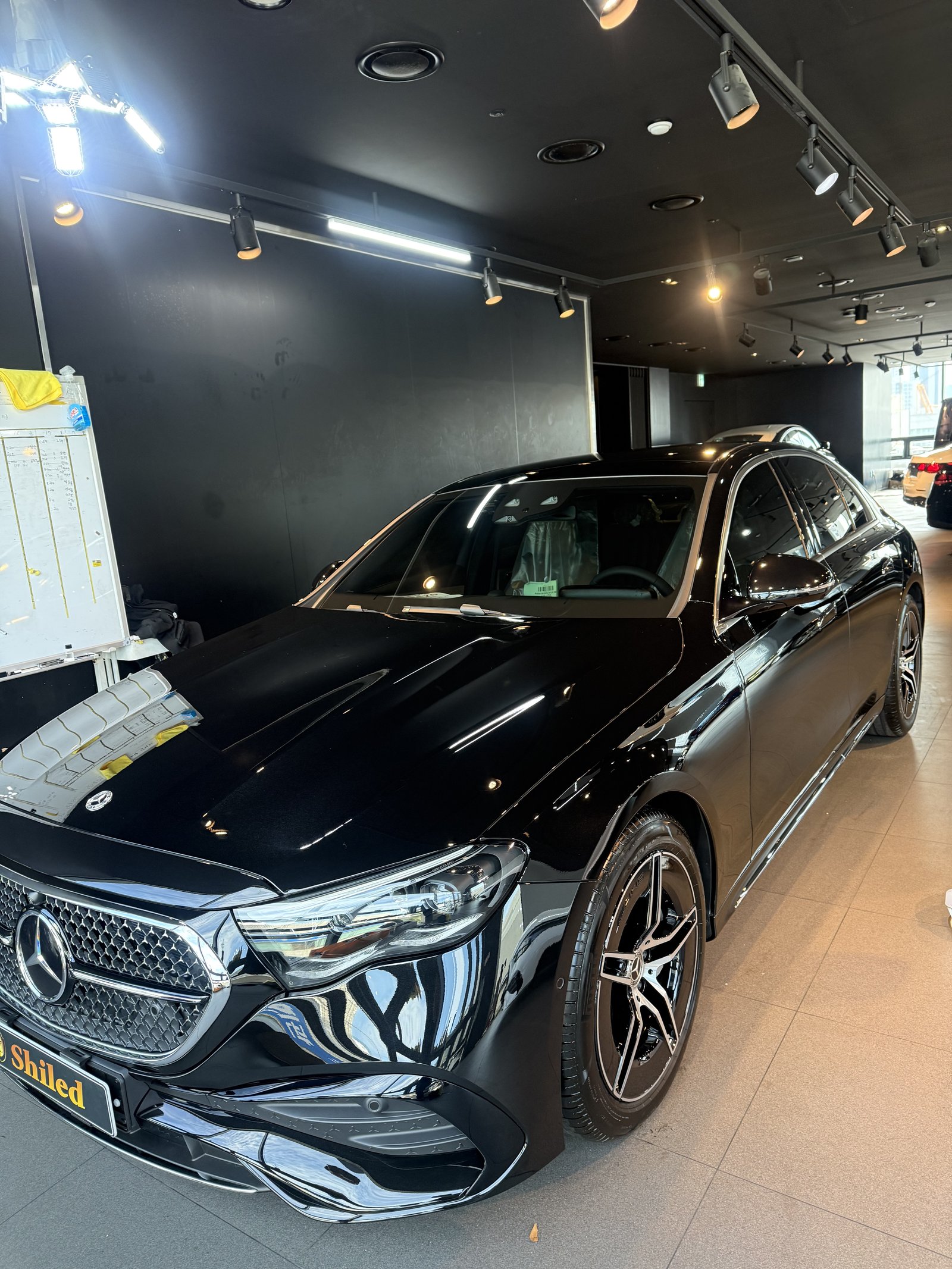 E300 AMG 검정 전측면 반대편