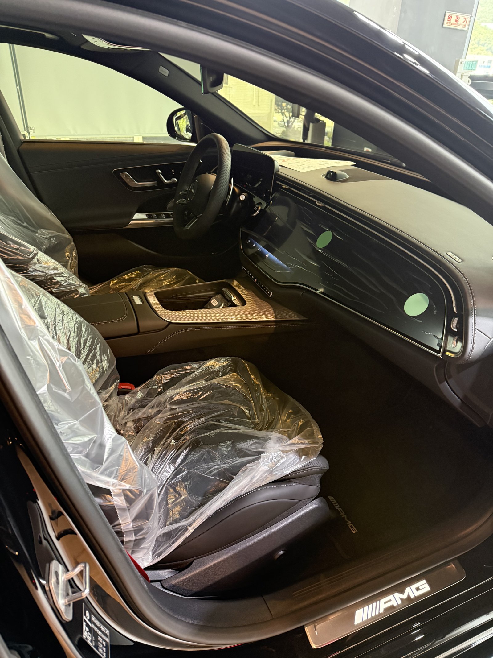 AMG E53 실내 조수석 쪽