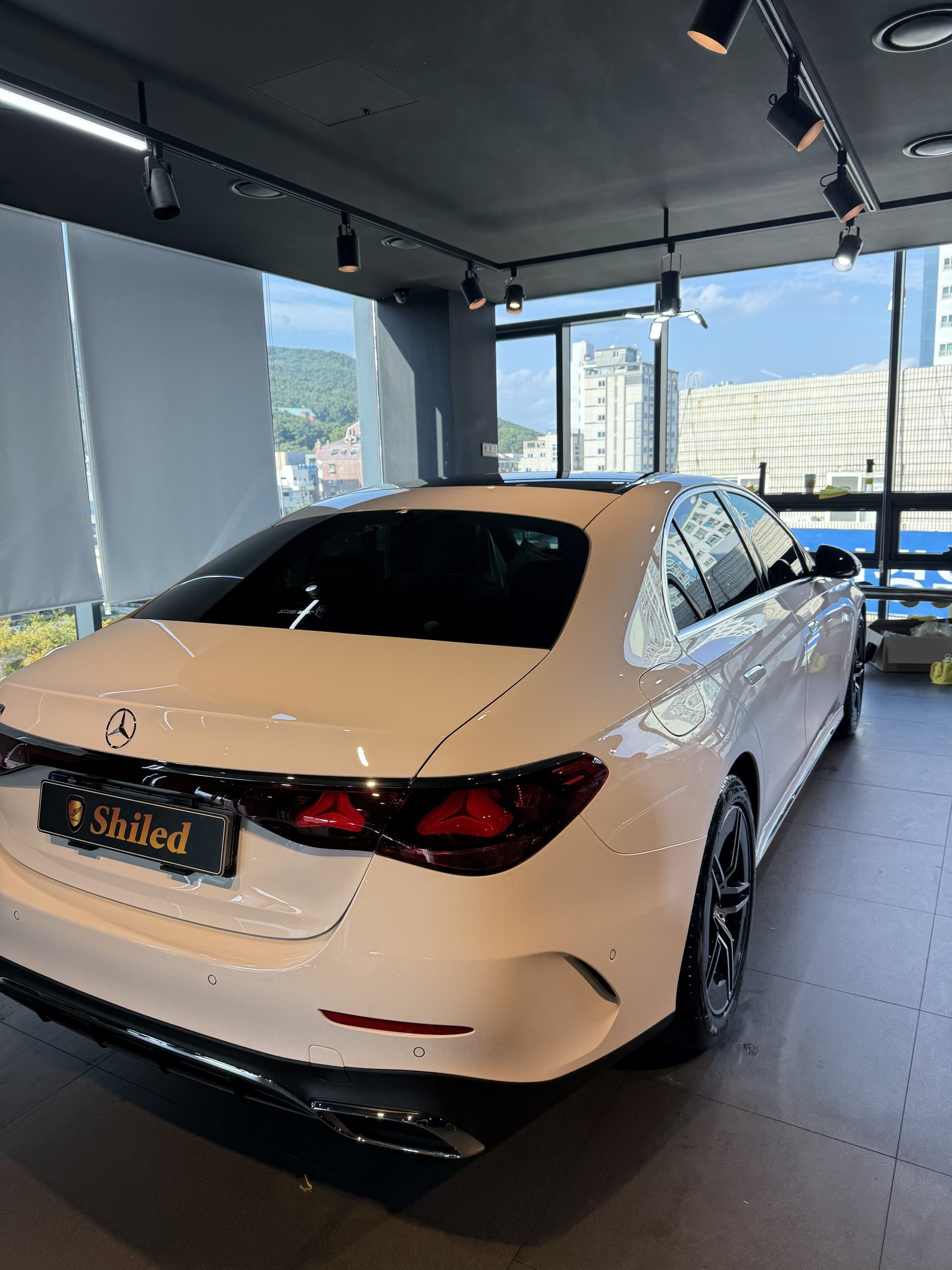 E200 AMG 후측면 - 출고 전 코팅